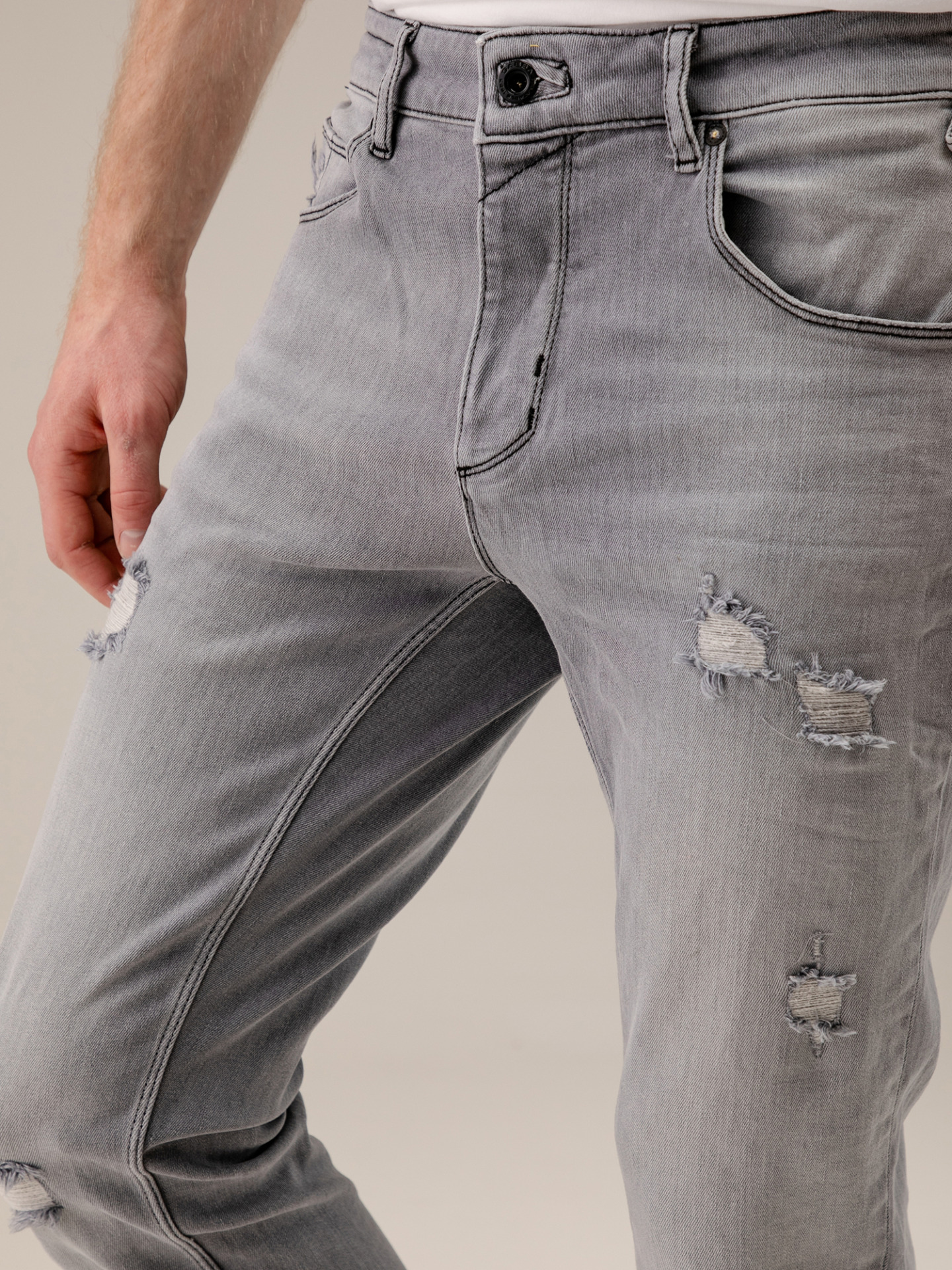 Detailansicht von Destroyed Slim Fit Jeans von GABBA