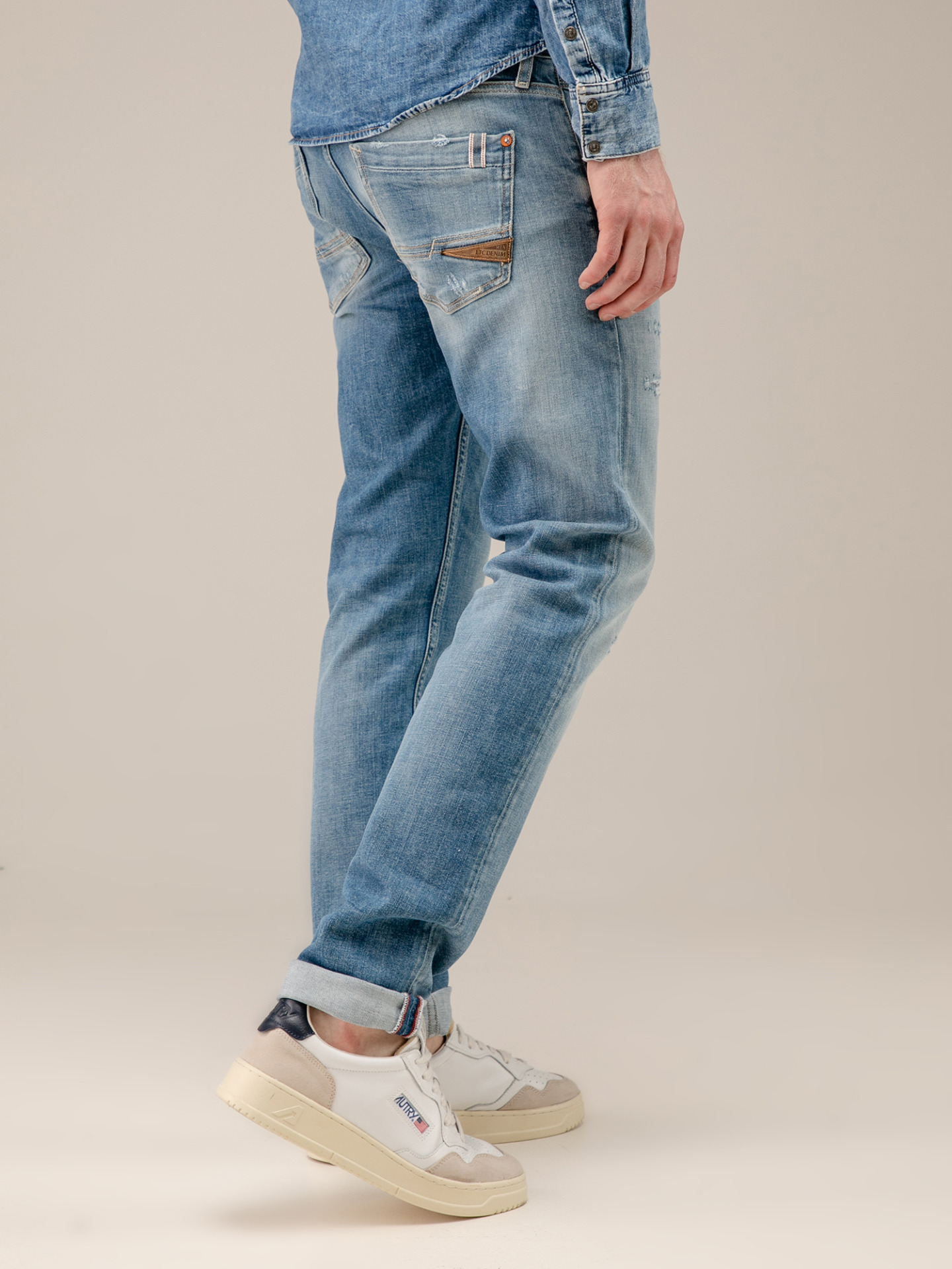Detailansicht von Destroyed Slim Fit Jeans von LE TEMPS DES CERISES