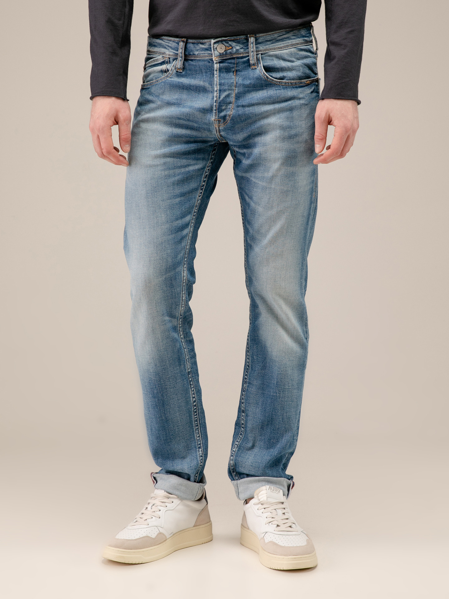 Detailansicht von Regular Fit Jeans mit Knopfleiste von LE TEMPS DES CERISES