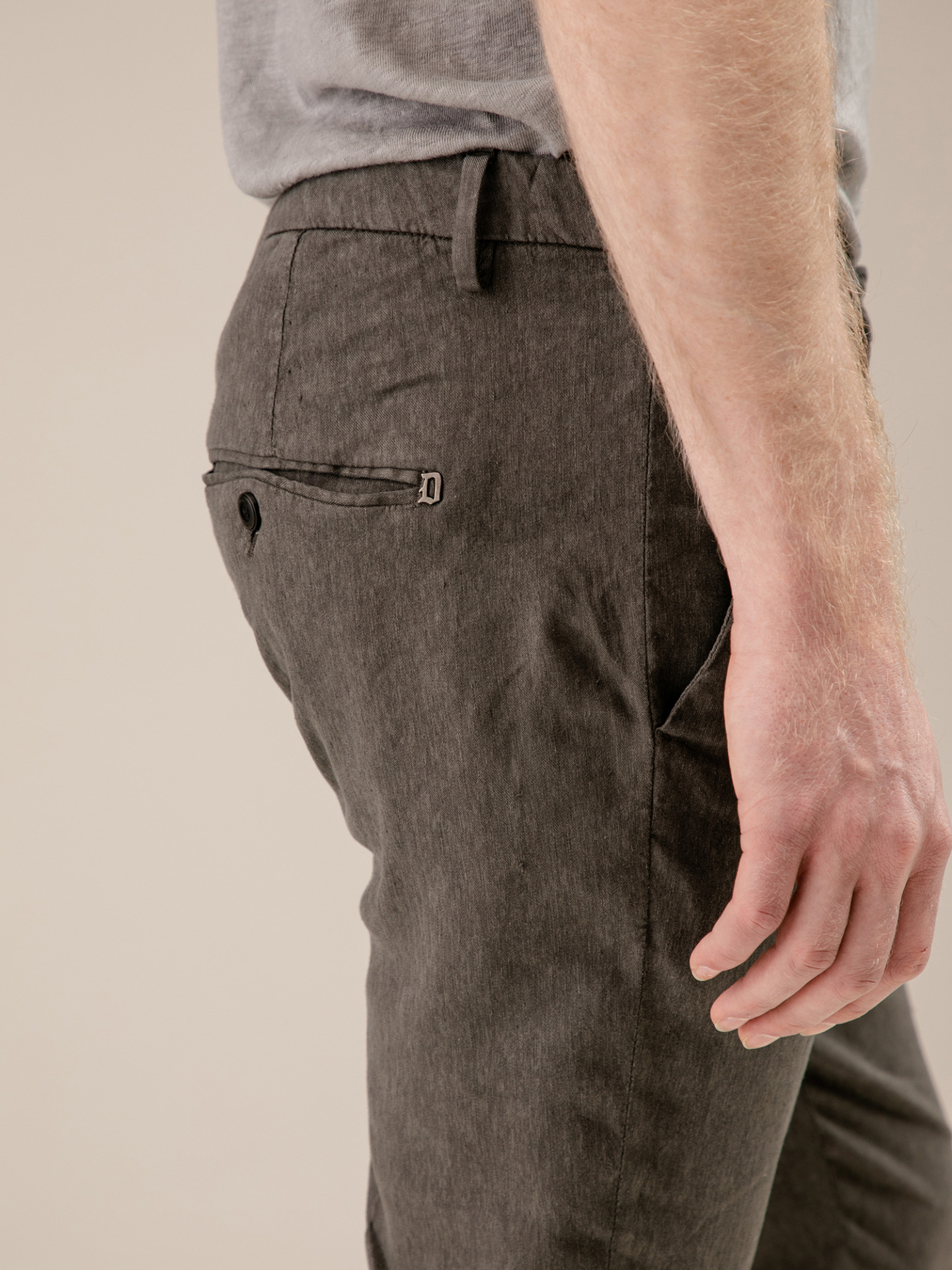 Detailansicht von Chinohose aus Leinen von DONDUP