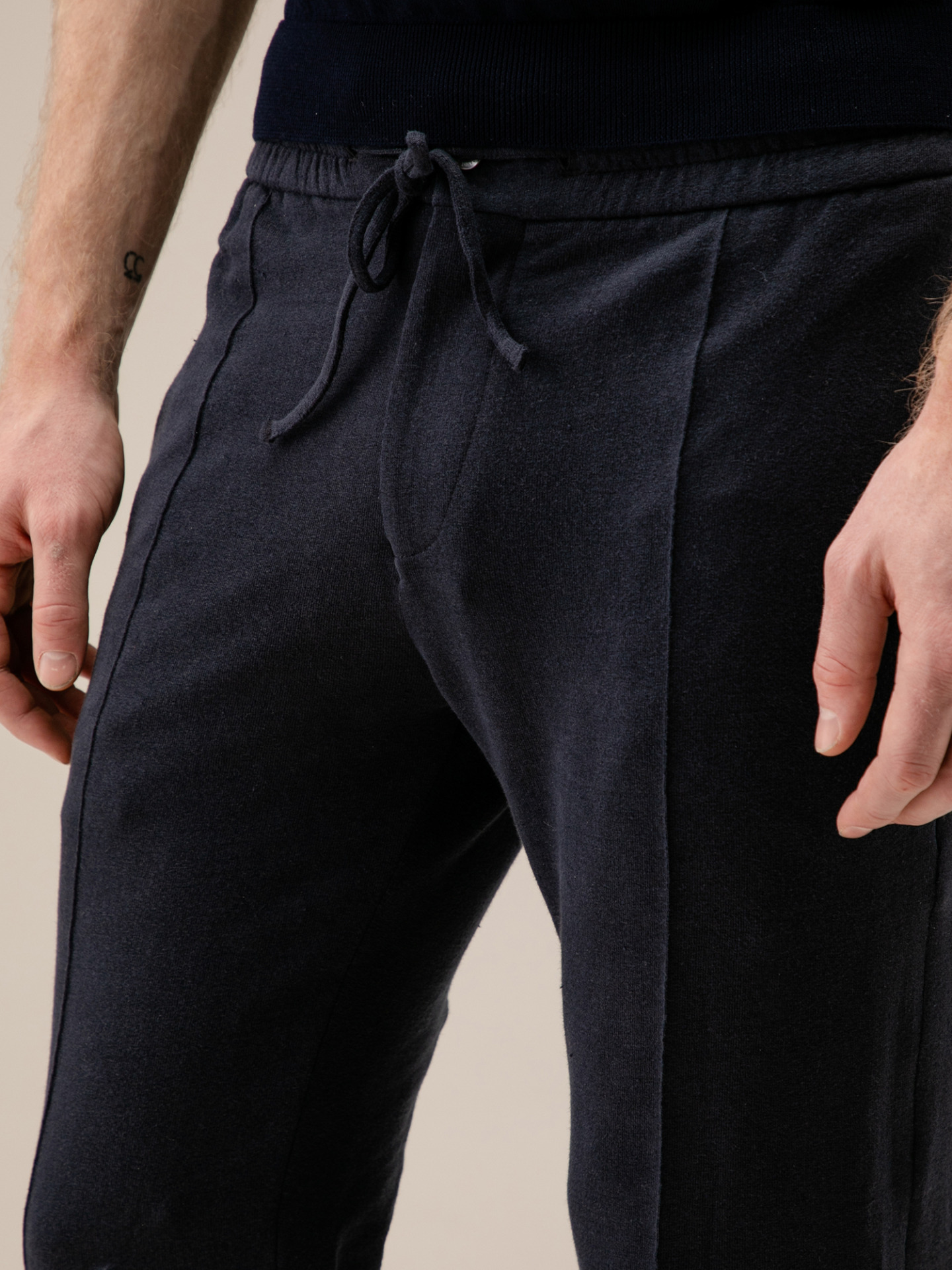 Detailansicht von Sweathose aus Leinen von STEFAN BRANDT