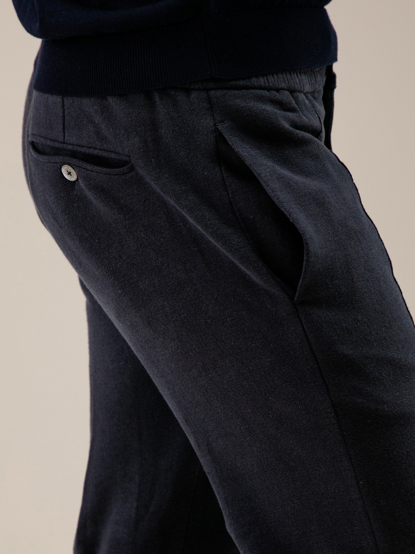 Detailansicht von Sweathose aus Leinen von STEFAN BRANDT