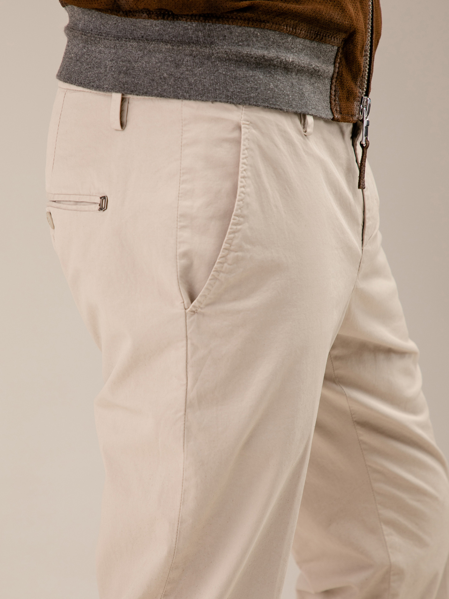 Detailansicht von Chinohose aus Baumwolle von DONDUP