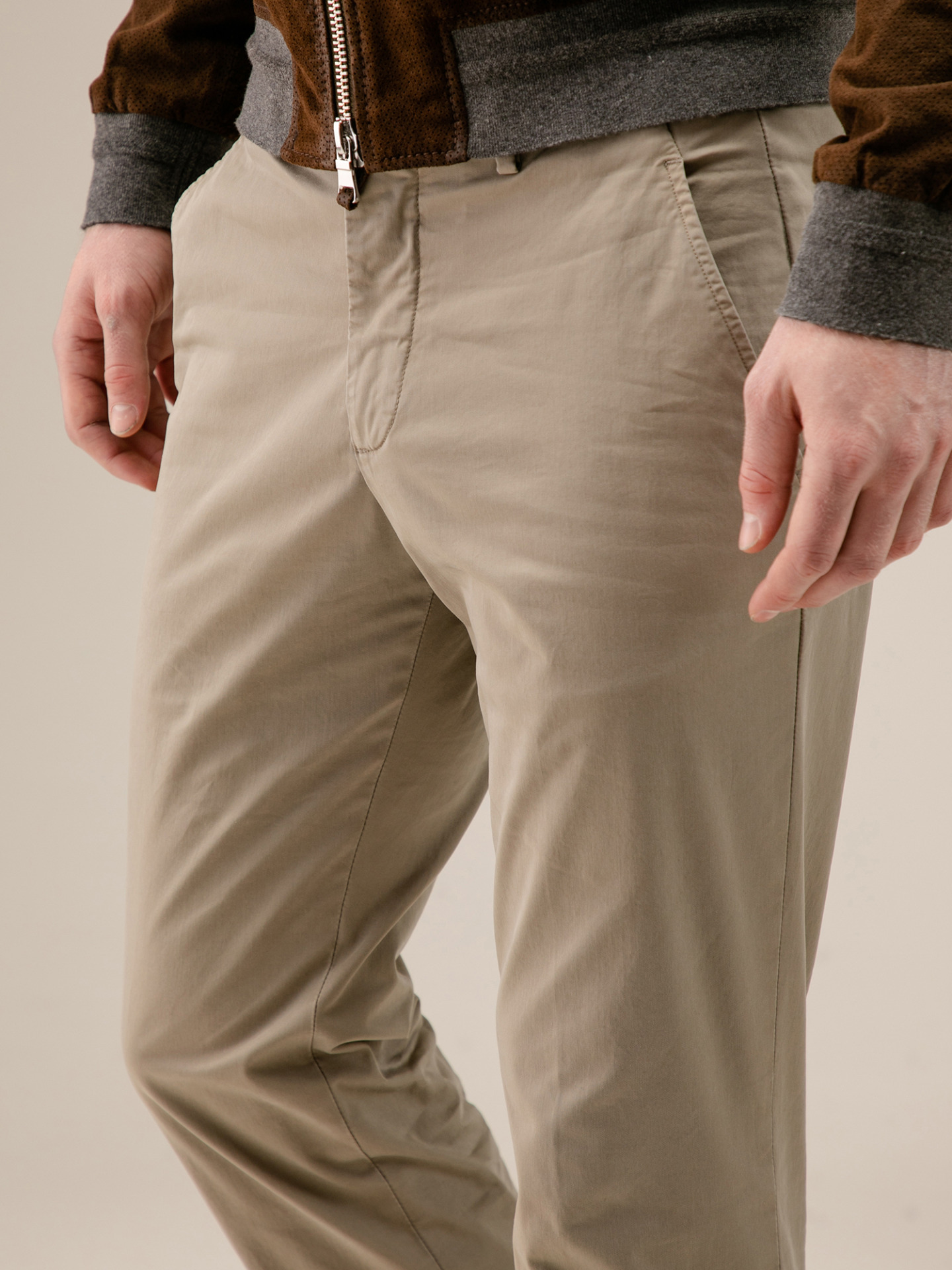 Detailansicht von Chinohose aus Baumwolle von BRIGLIA