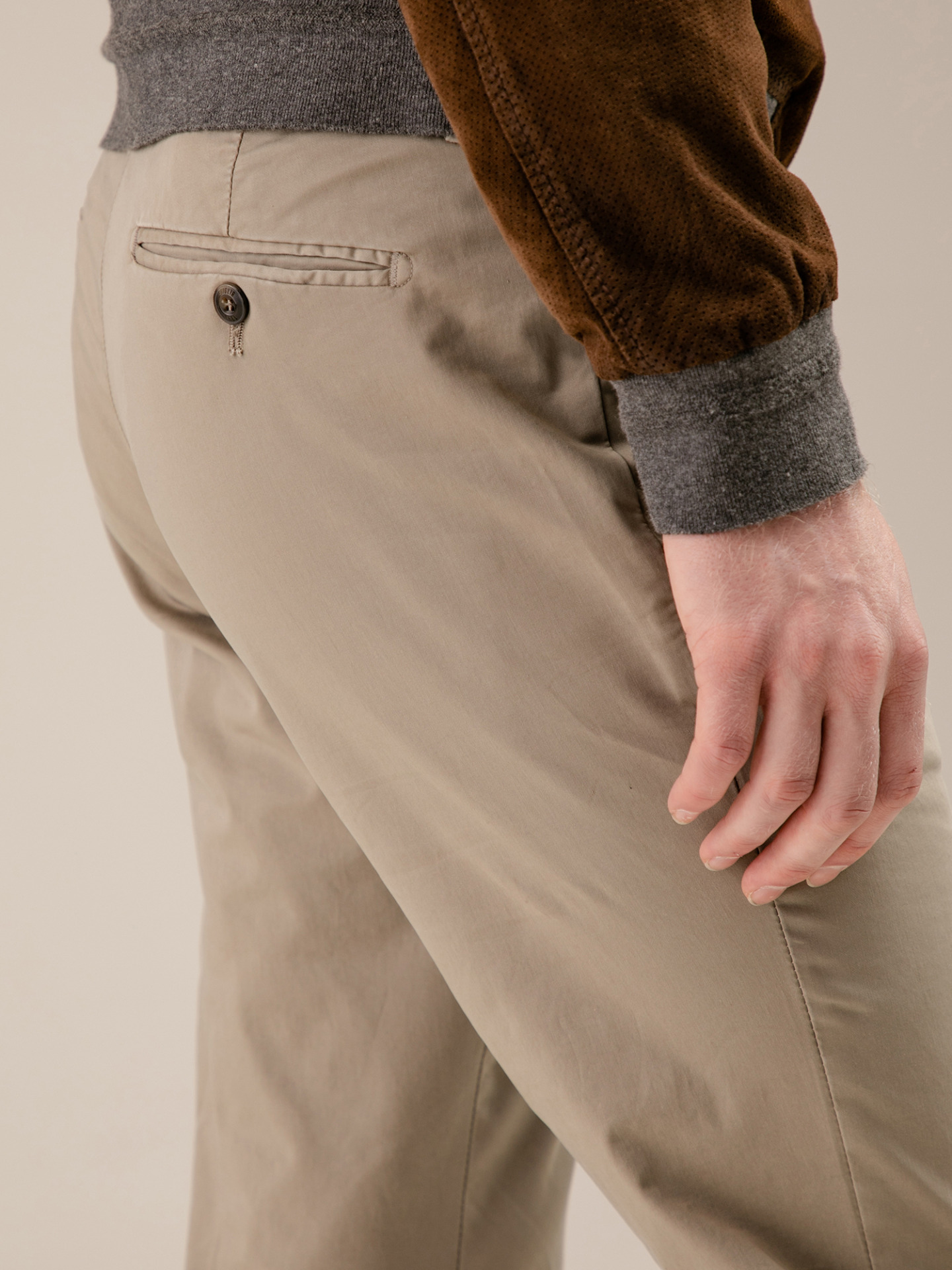 Detailansicht von Chinohose aus Baumwolle von BRIGLIA