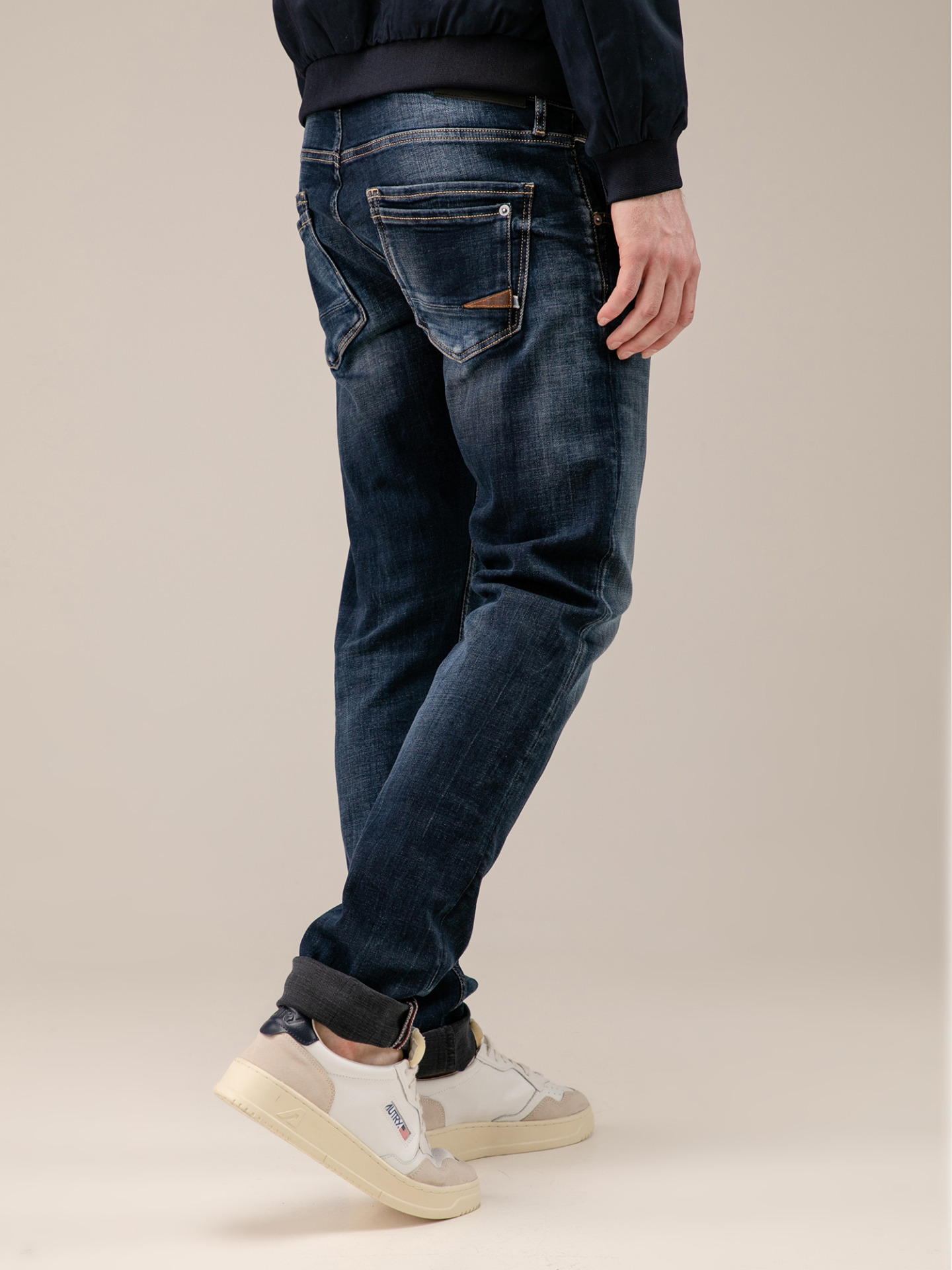 Detailansicht von Slim Fit Jeans mit Knopfleiste von LE TEMPS DES CERISES
