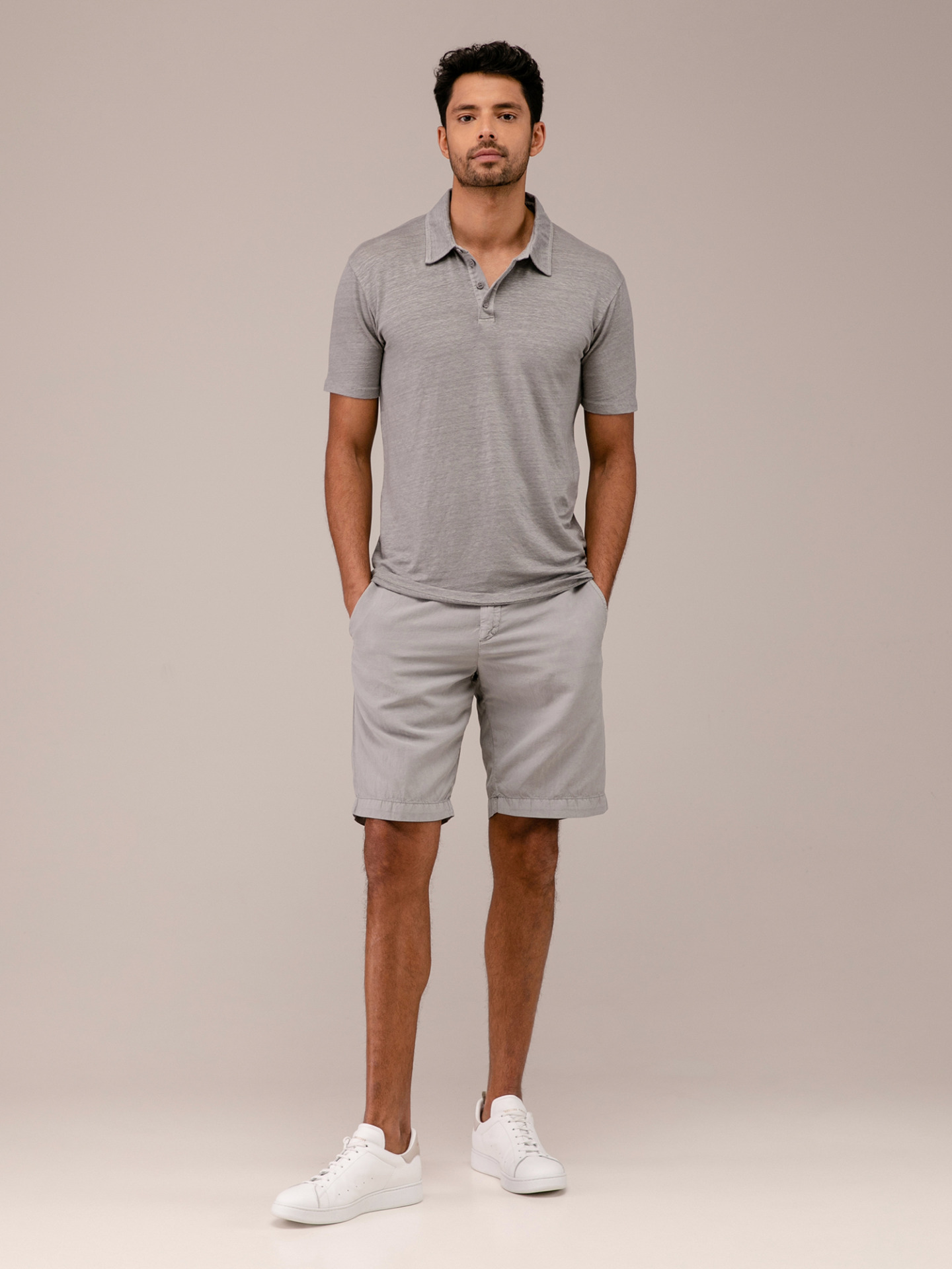 Detailansicht von Kurzarm-Poloshirt aus Leinen von WOOL & CO