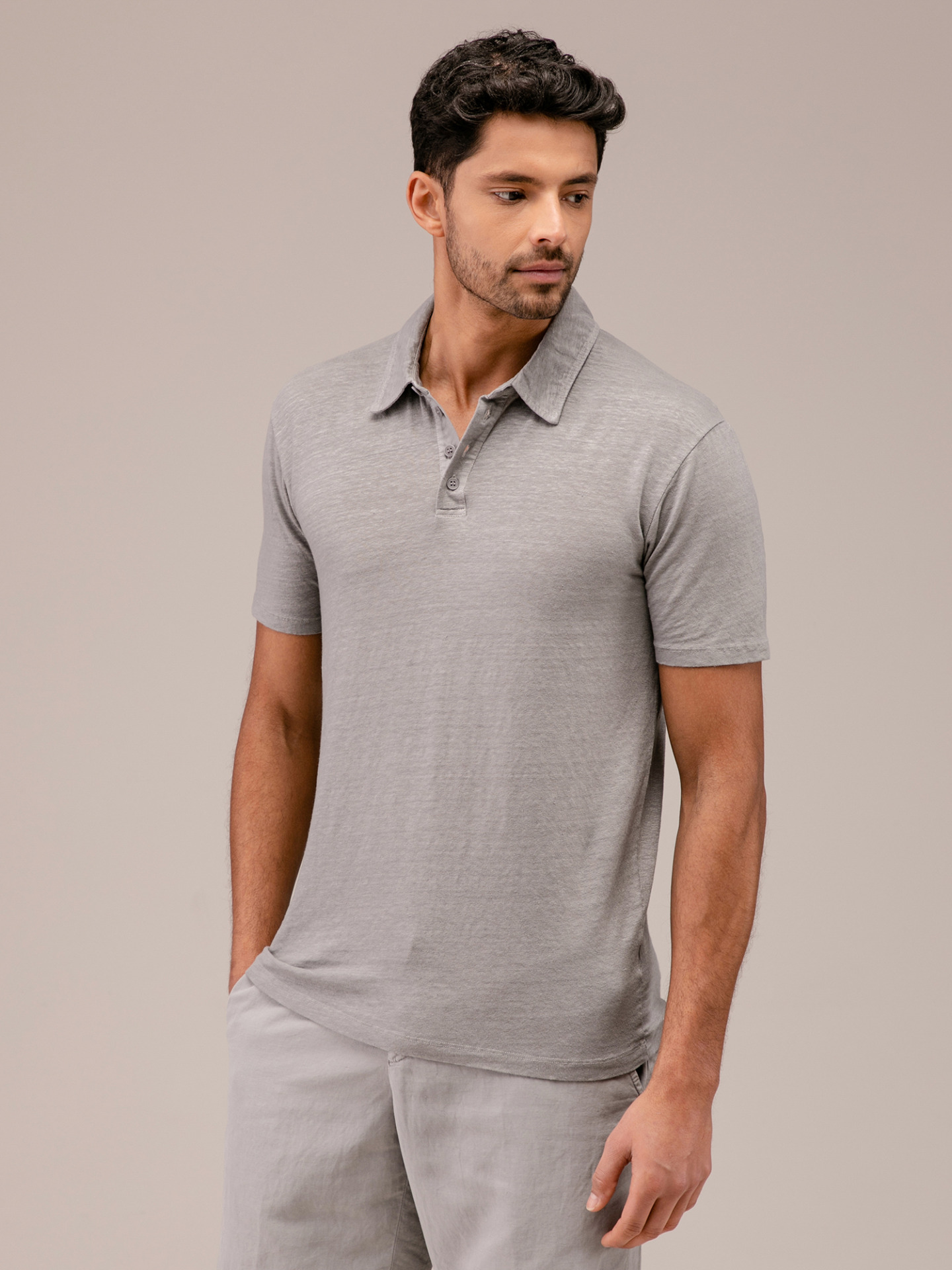 Detailansicht von Kurzarm-Poloshirt aus Leinen von WOOL & CO