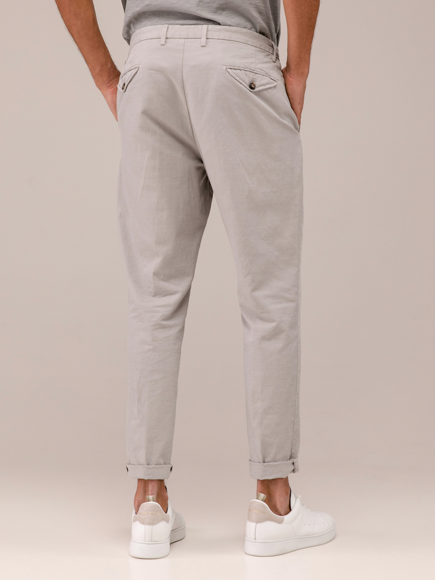 Detailansicht von Chinohose mit Tunnelzug von BRIGLIA