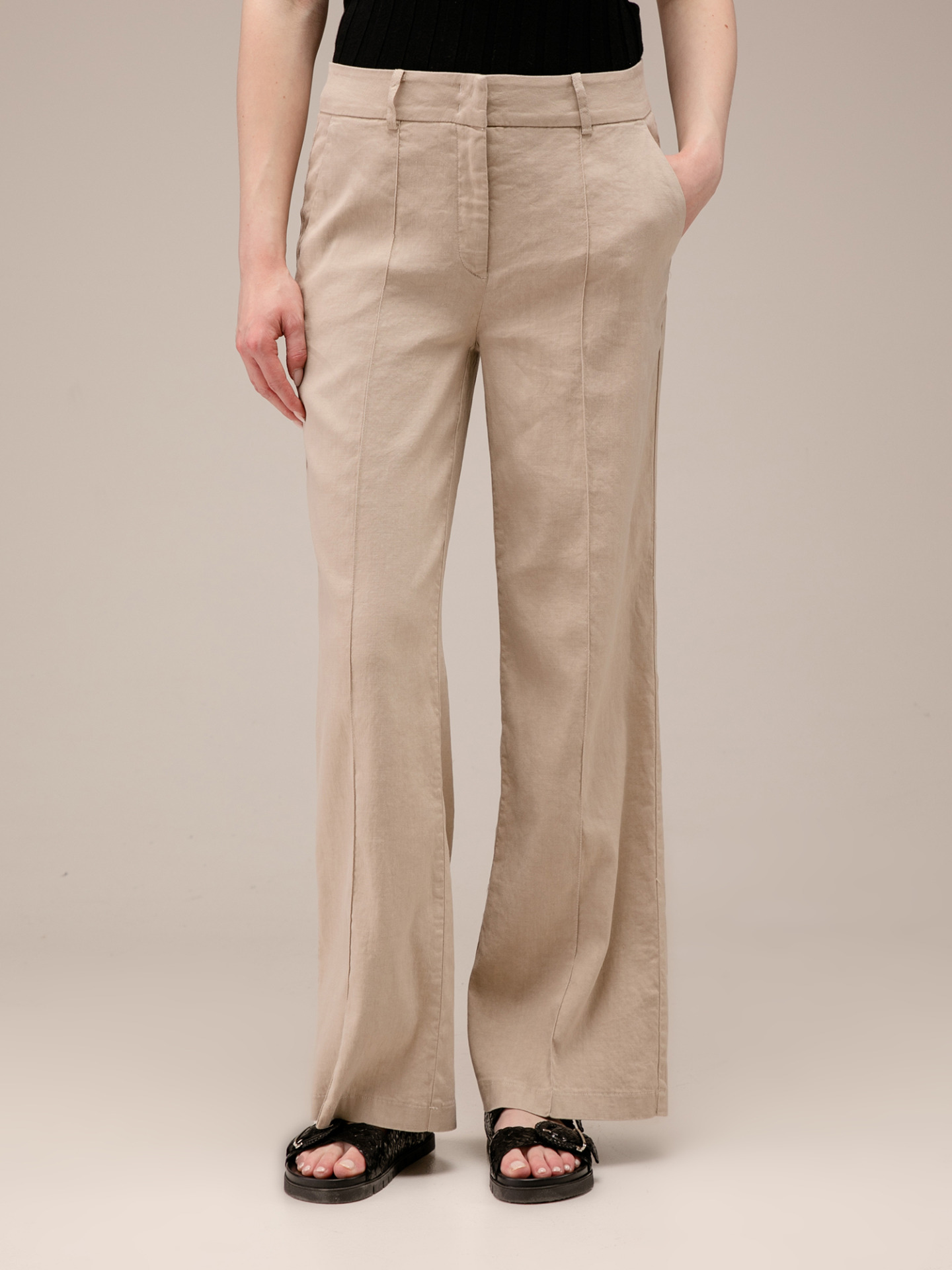 Detailansicht von Flared Hose aus Leinen von CAMBIO