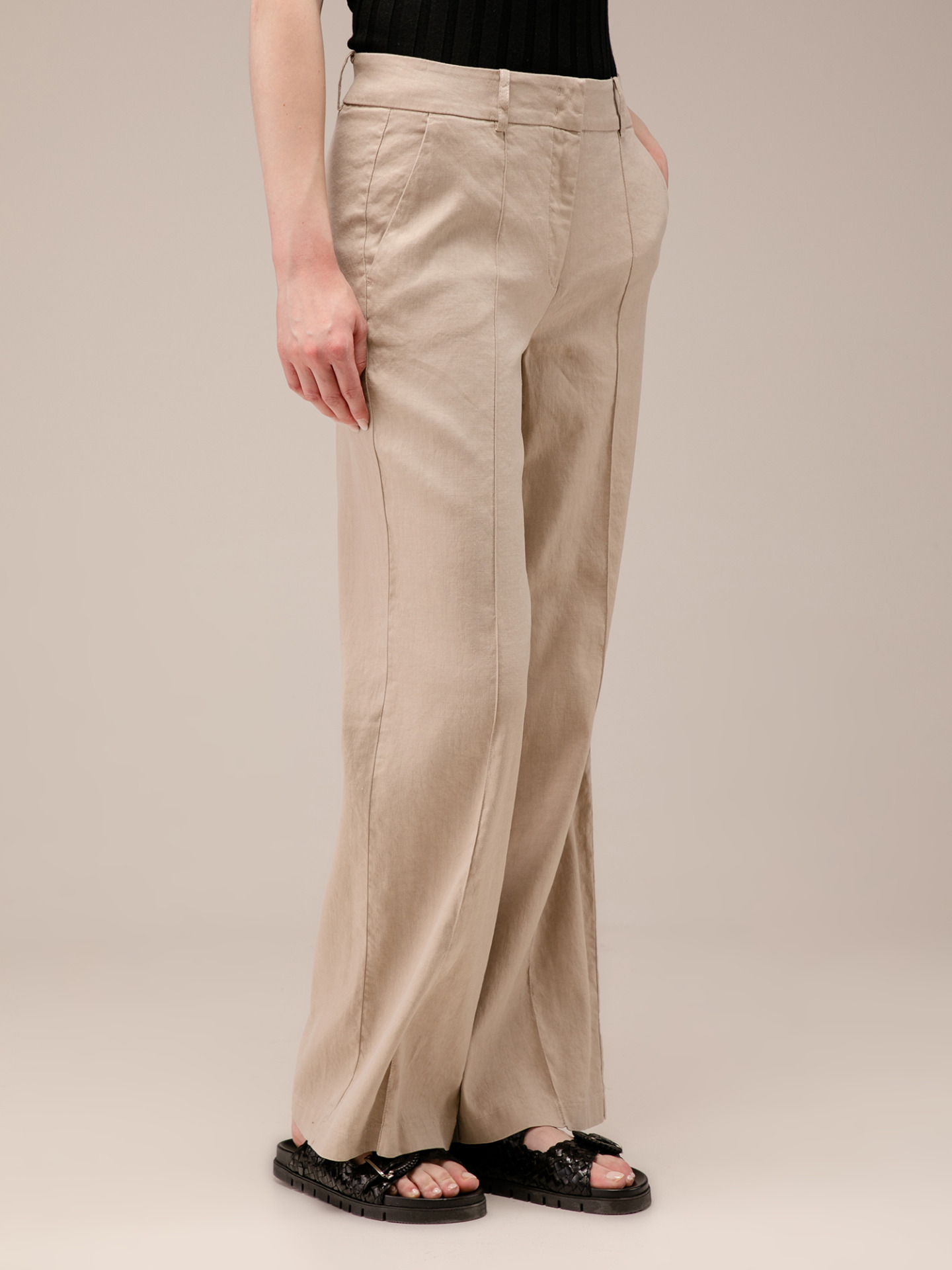 Detailansicht von Flared Hose aus Leinen von CAMBIO