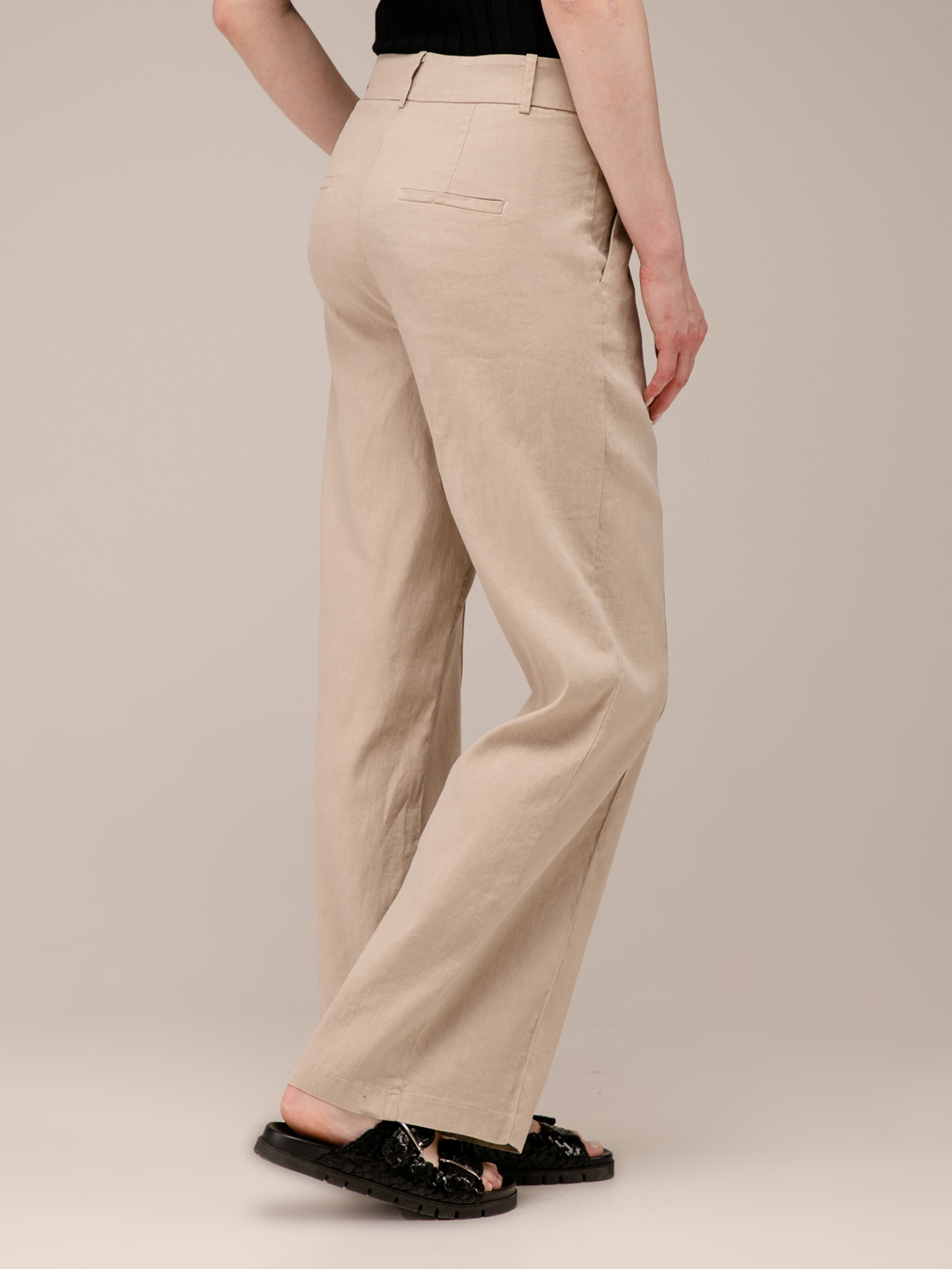 Detailansicht von Flared Hose aus Leinen von CAMBIO