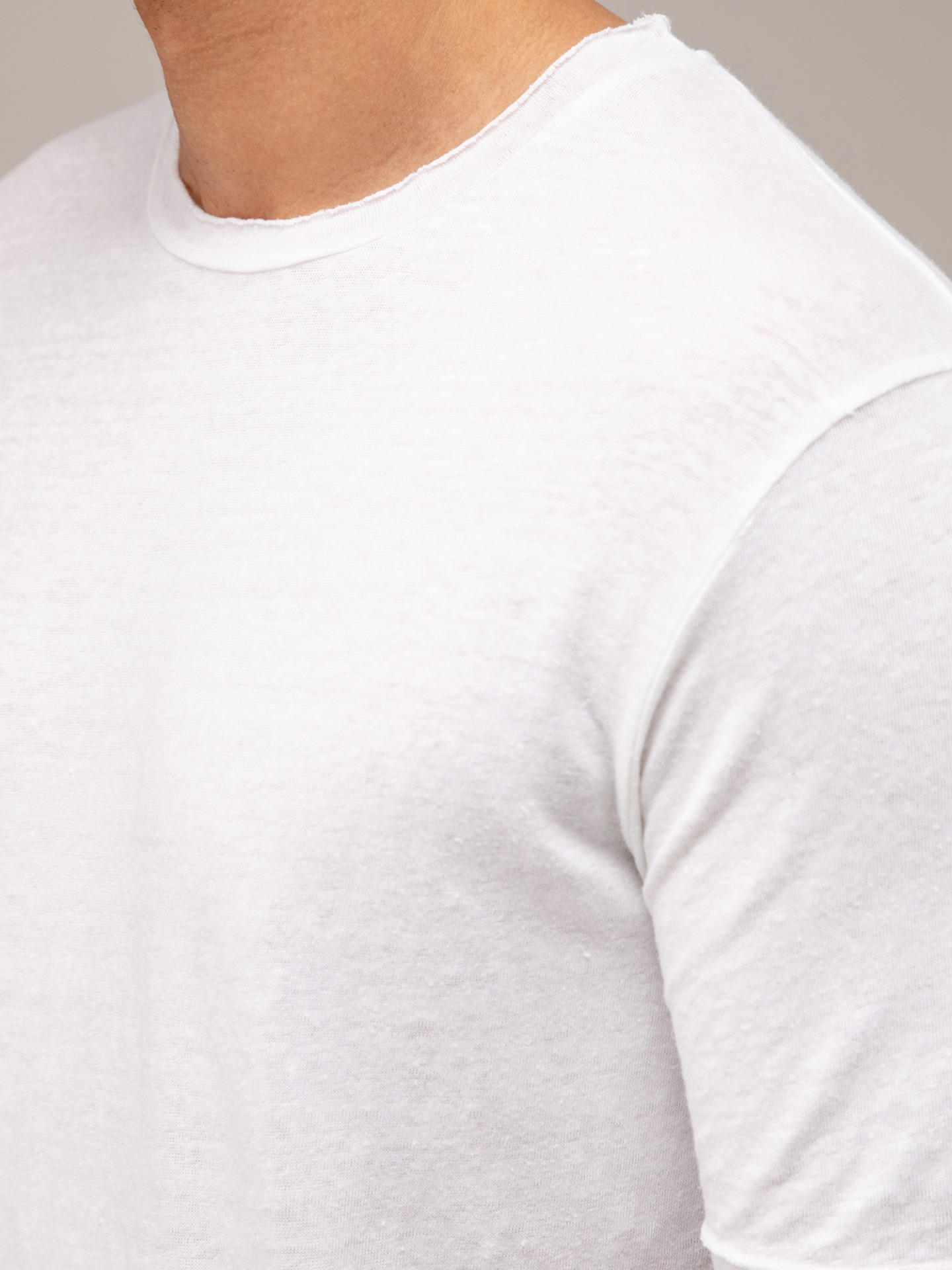 Detailansicht von T-Shirt aus Leinen von DANIELE FIESOLI