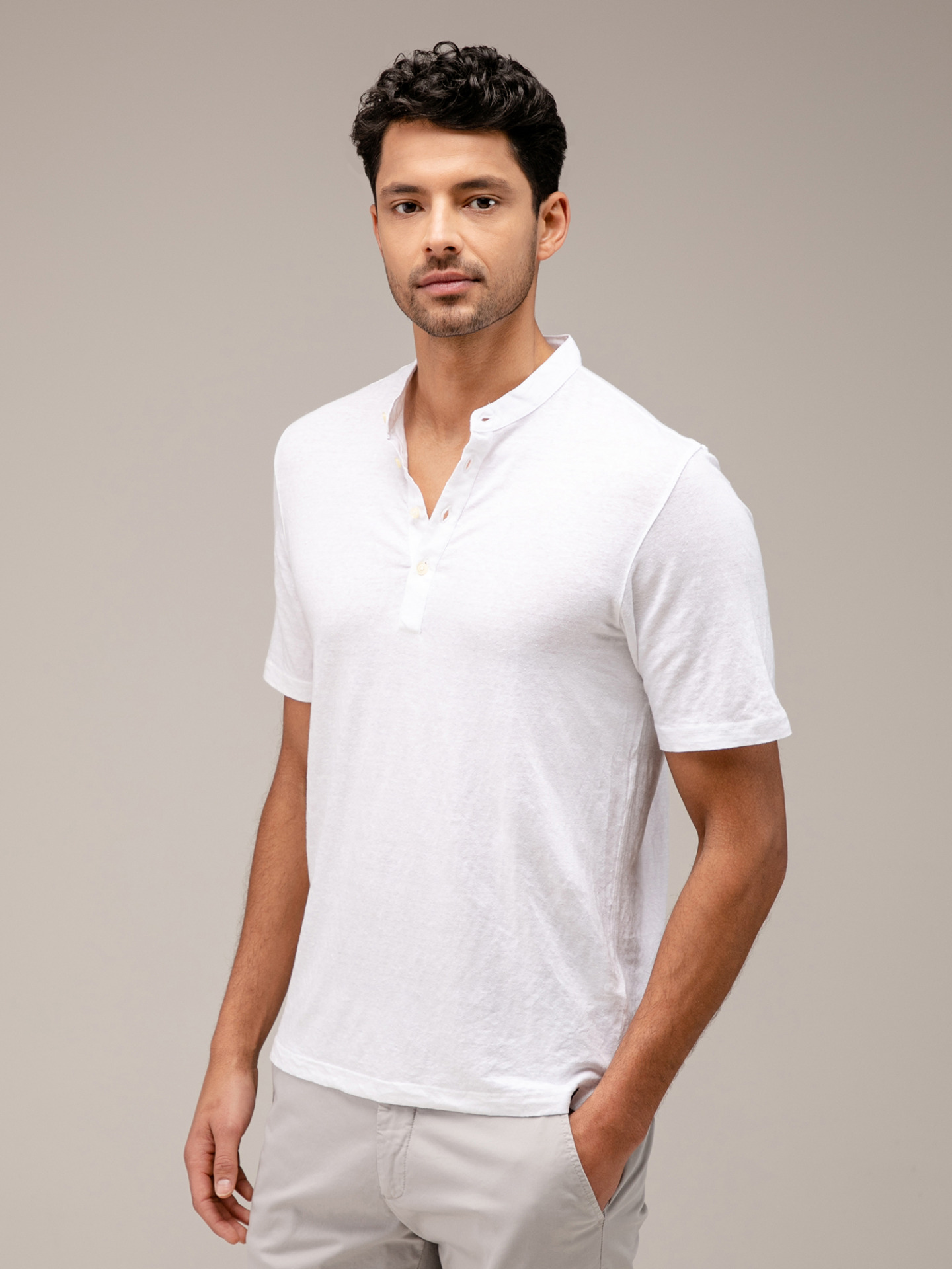 Detailansicht von T-Shirt mit Knopfleiste von GRAN SASSO