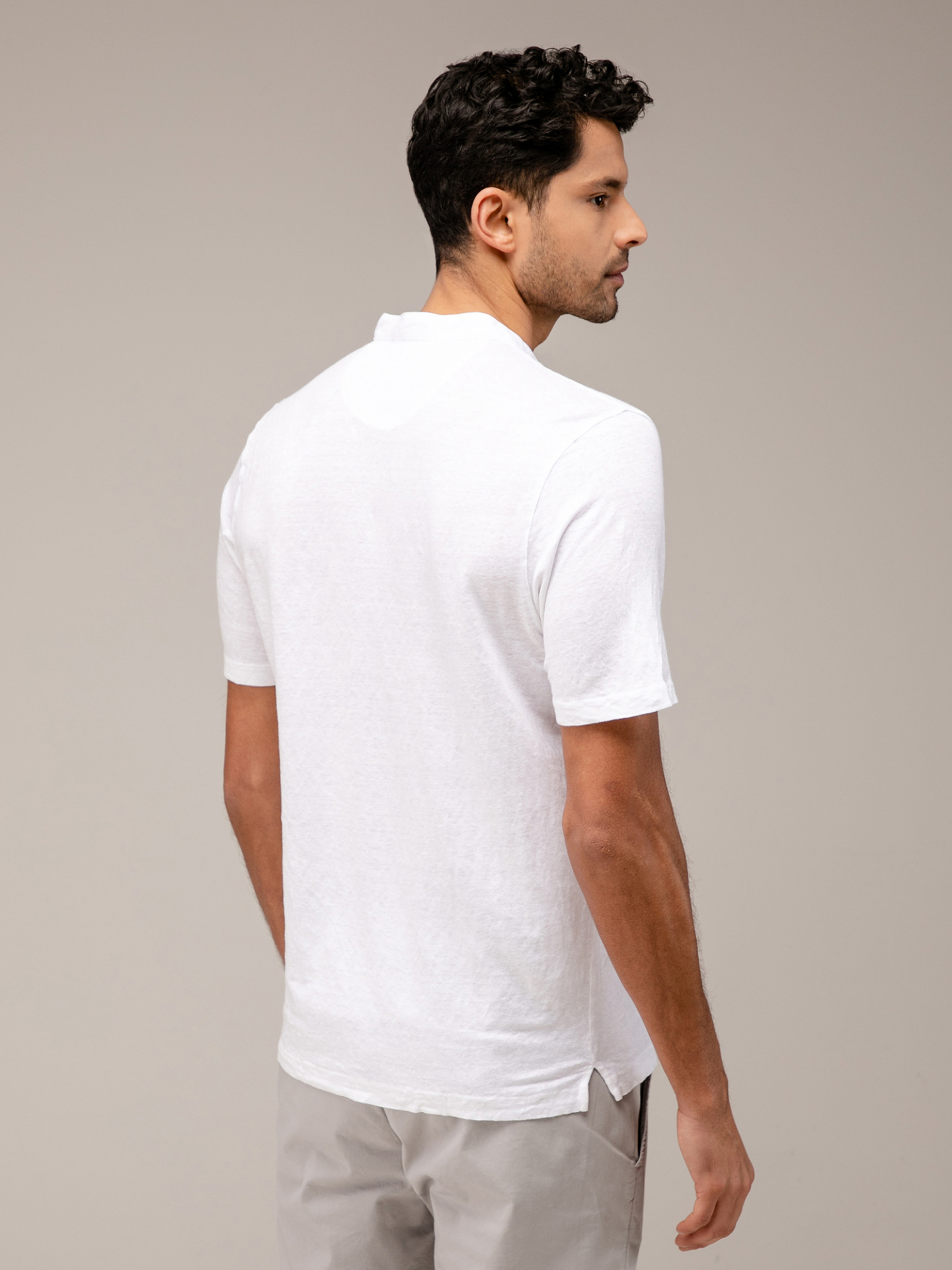 Detailansicht von T-Shirt mit Knopfleiste von GRAN SASSO