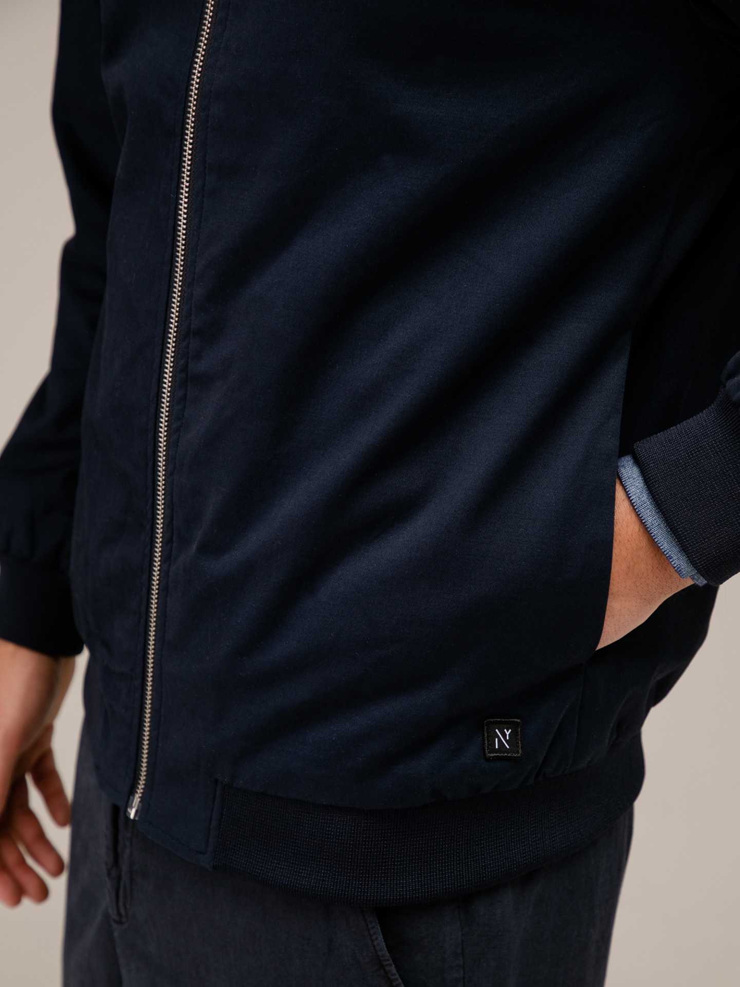 Detailansicht von College-Jacke aus Baumwolle von NOWADAYS