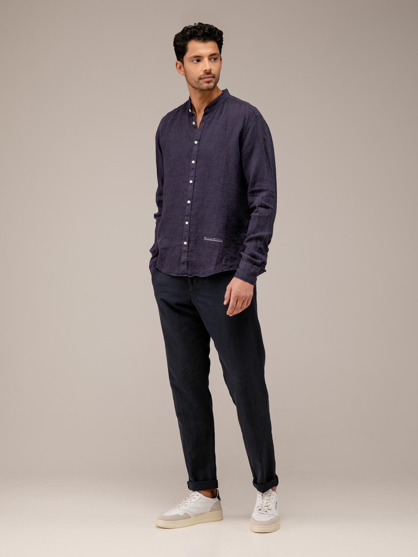 Detailansicht von Leinenhemd mit Stehkragen von BETTER RICH