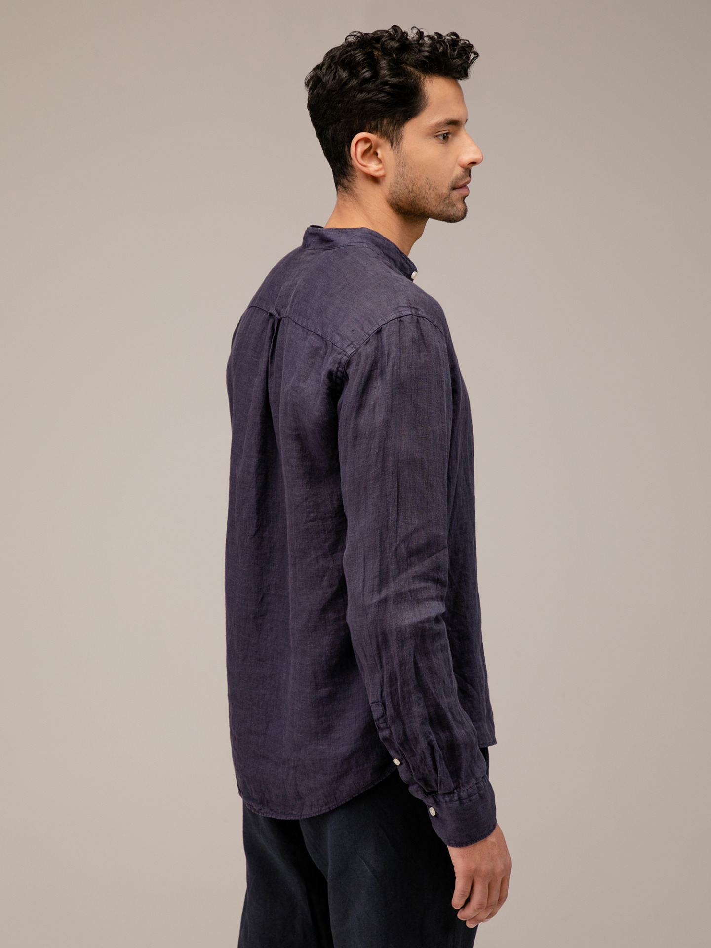 Detailansicht von Leinenhemd mit Stehkragen von BETTER RICH