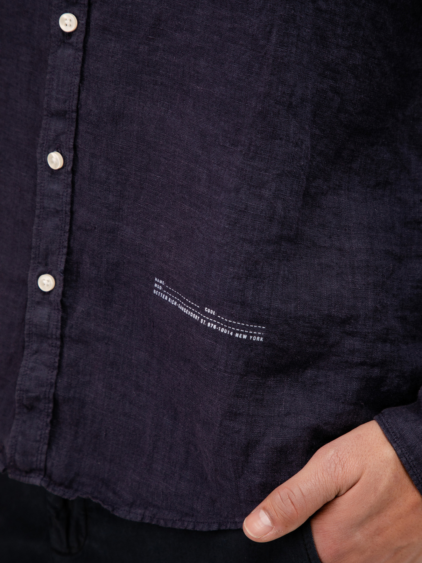 Detailansicht von Leinenhemd mit Stehkragen von BETTER RICH