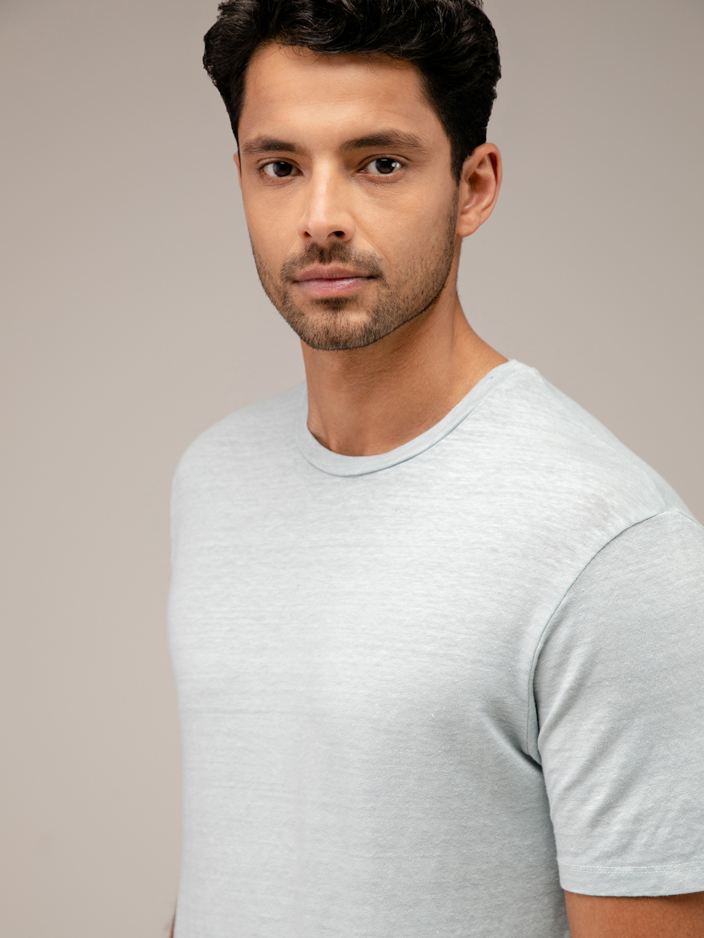 Detailansicht von T-Shirt aus Leinen von WOOL & CO