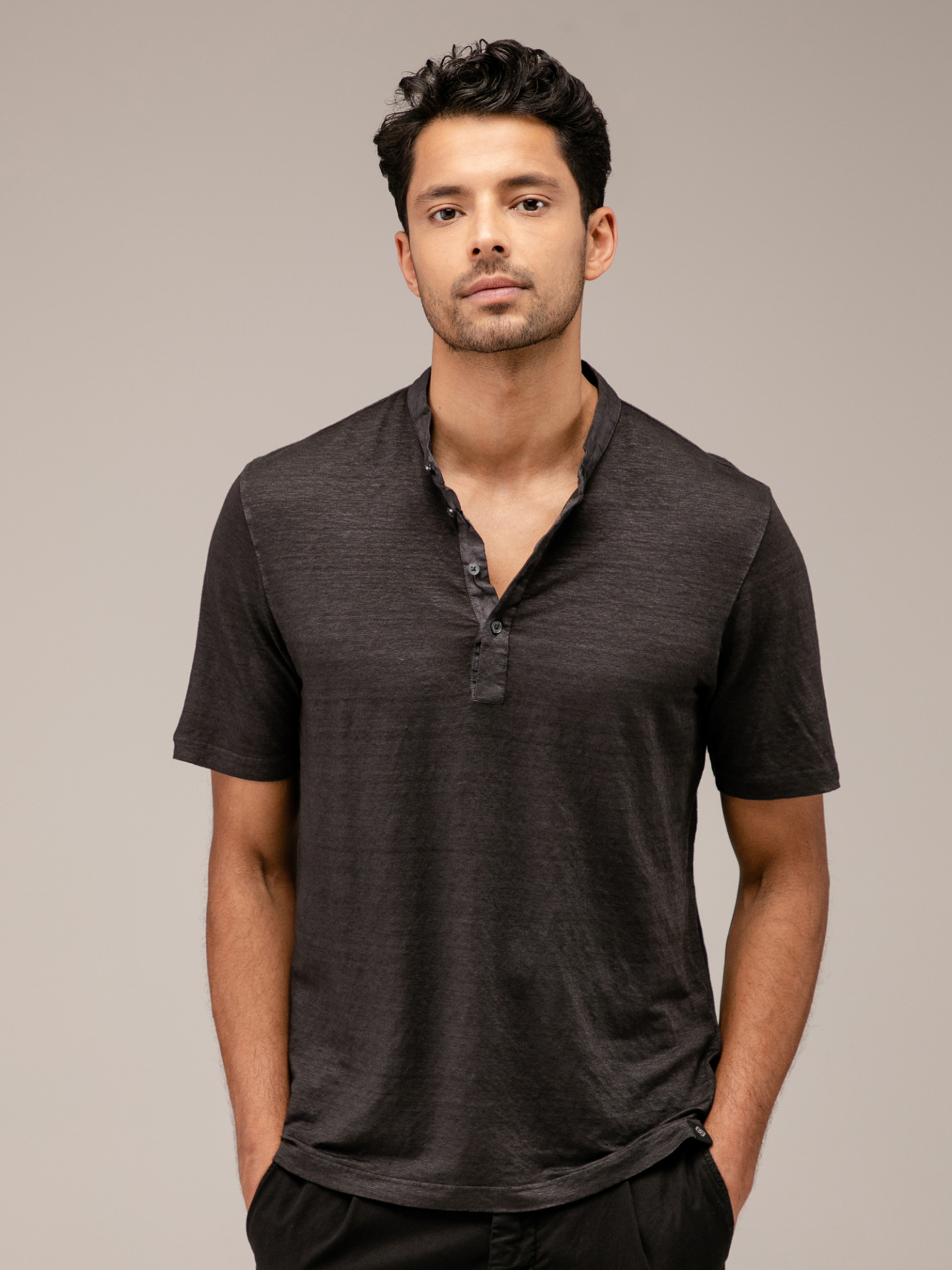 Detailansicht von T-Shirt mit Knopfleiste von GRAN SASSO