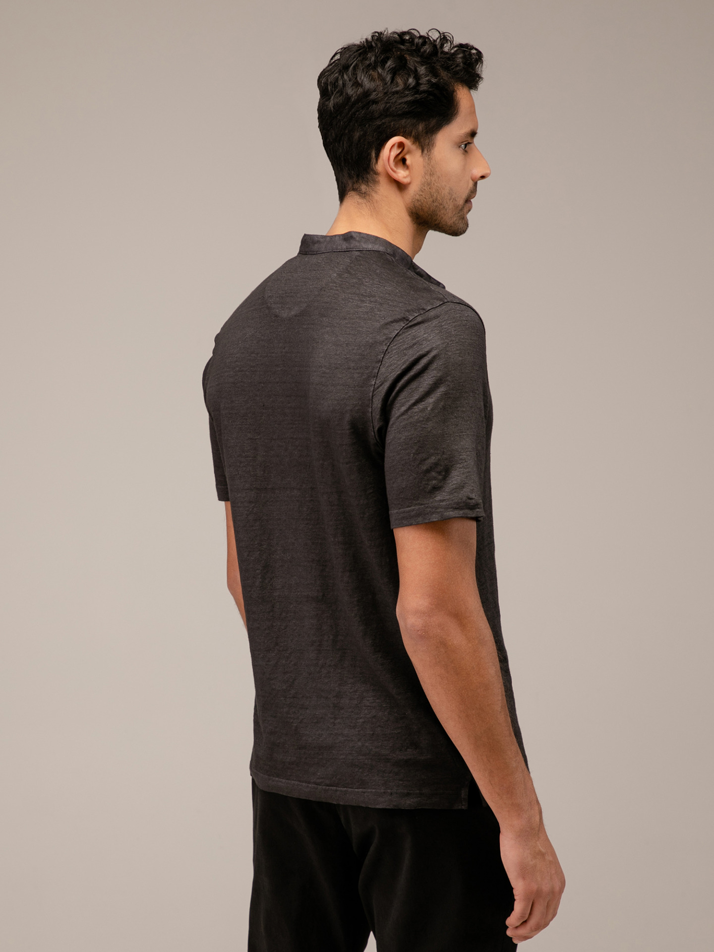 Detailansicht von T-Shirt mit Knopfleiste von GRAN SASSO