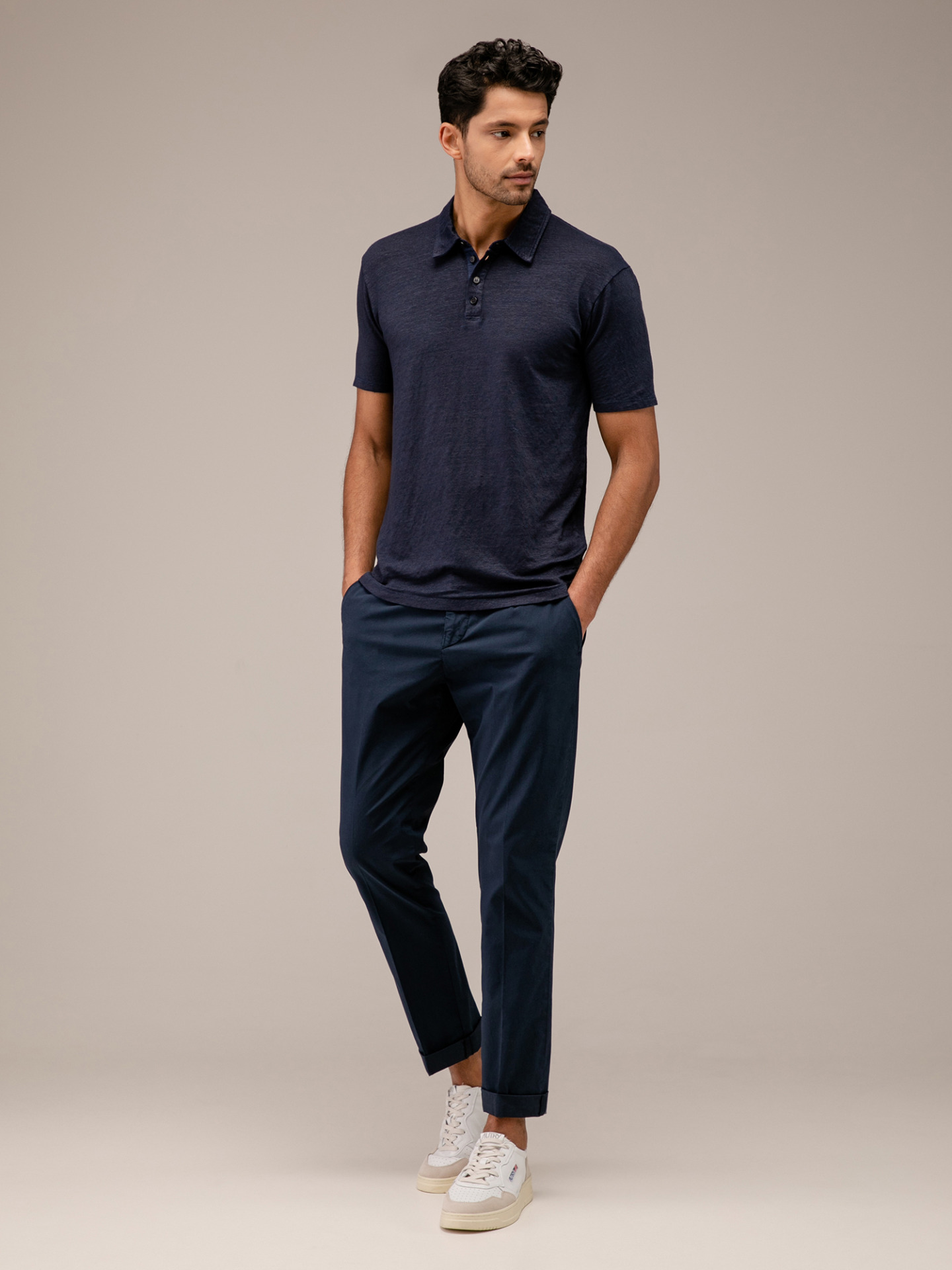 Detailansicht von Kurzarm-Poloshirt aus Leinen von WOOL & CO