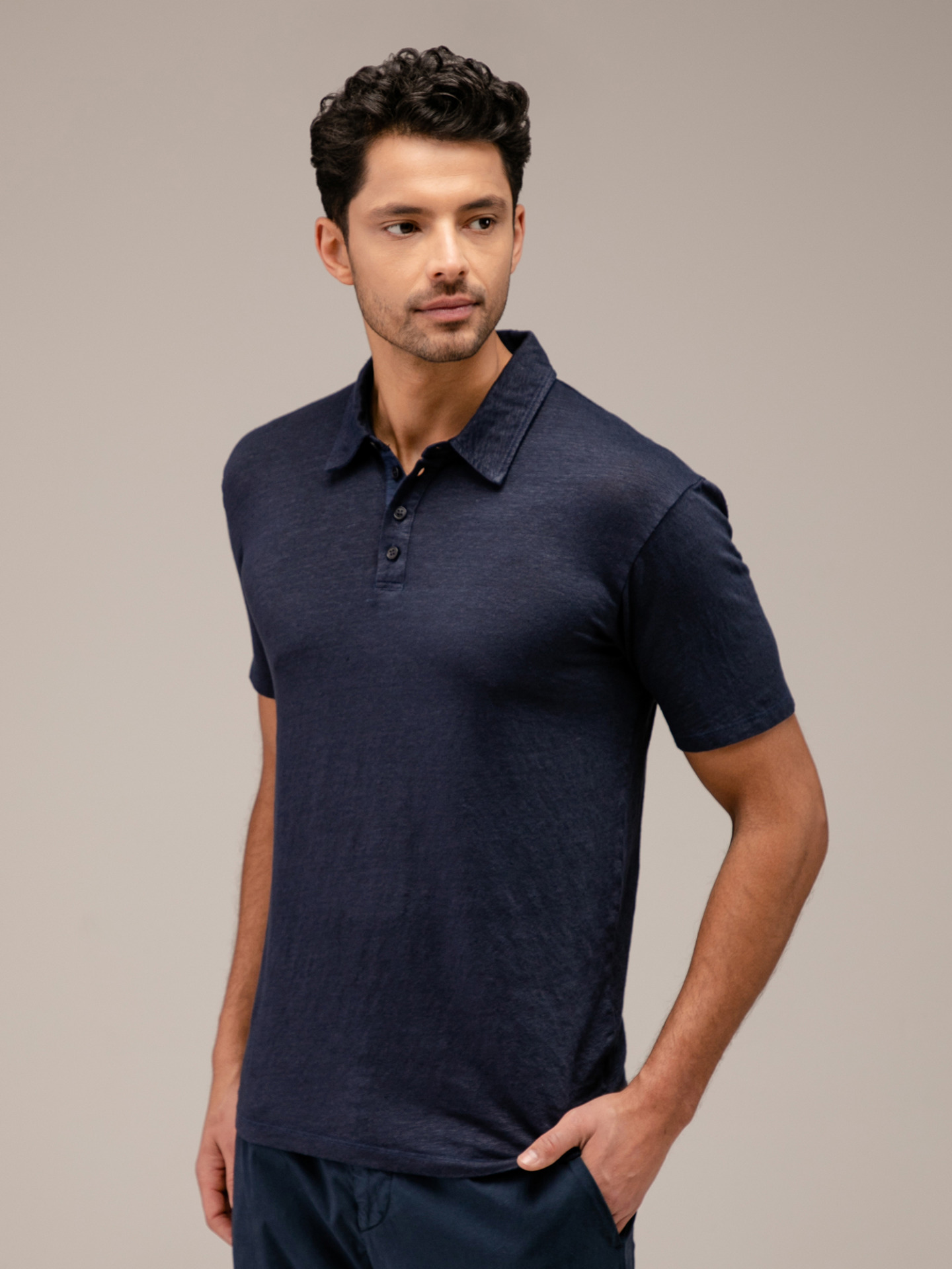 Detailansicht von Kurzarm-Poloshirt aus Leinen von WOOL & CO