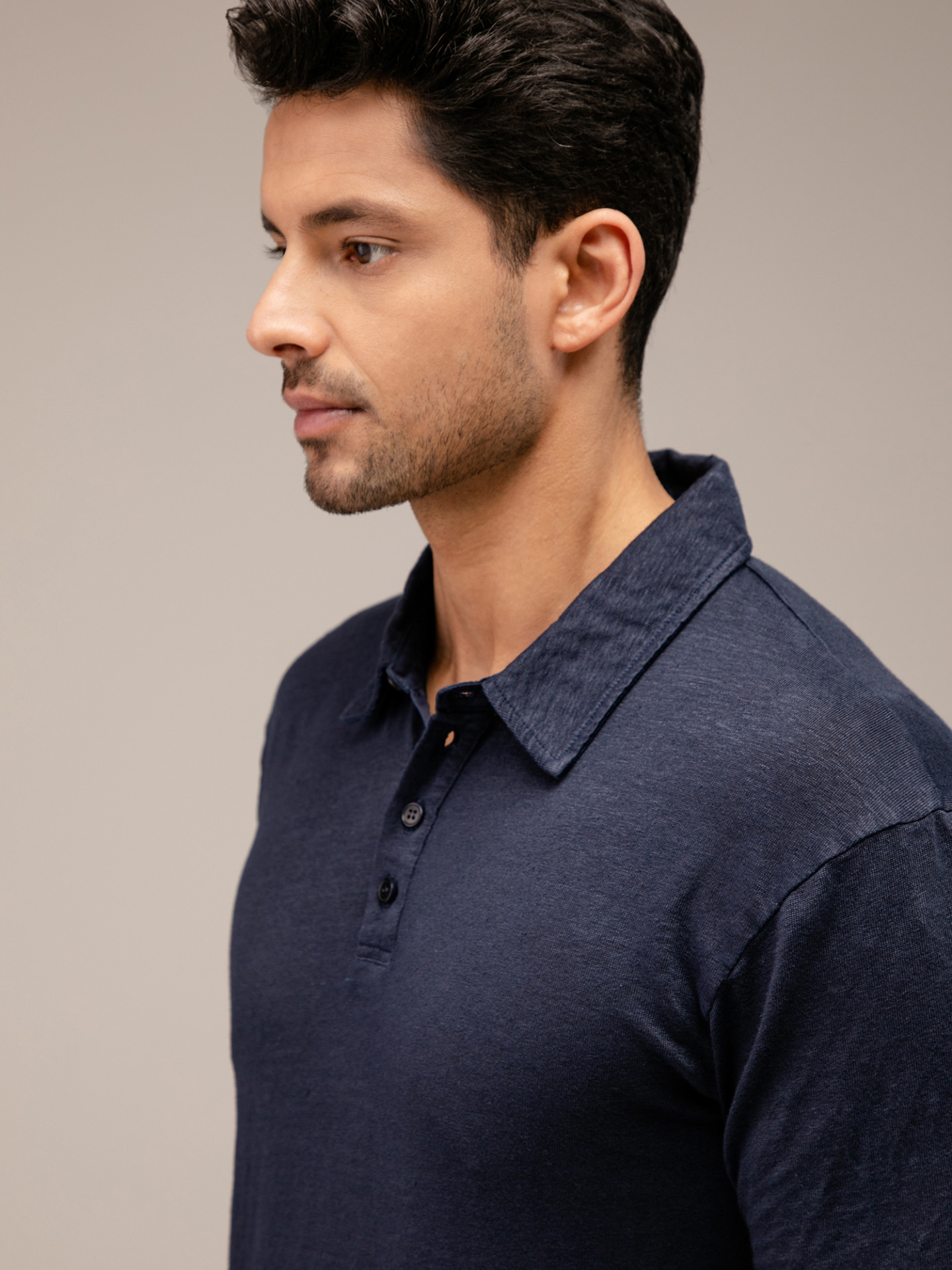 Detailansicht von Kurzarm-Poloshirt aus Leinen von WOOL & CO