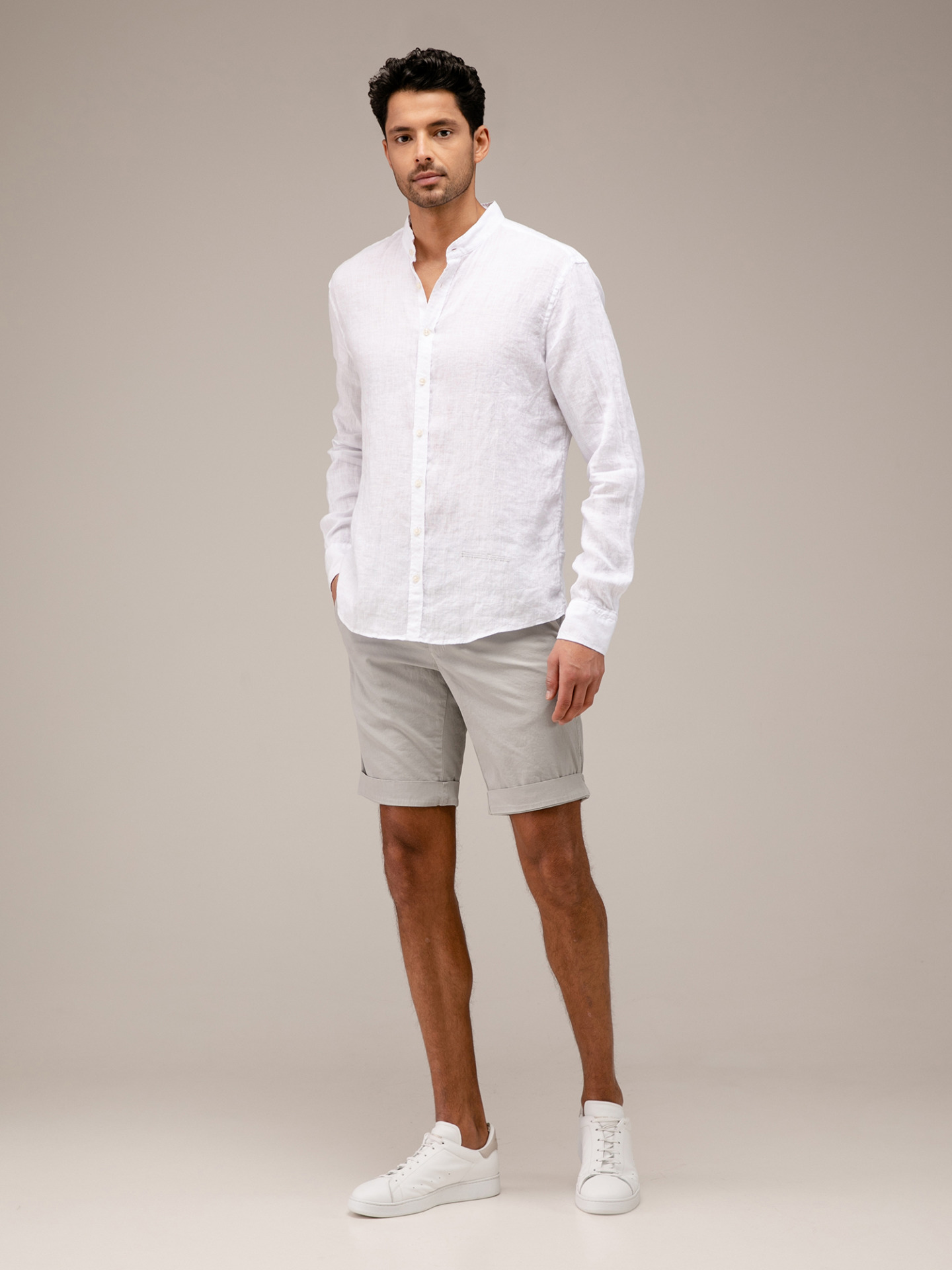 Detailansicht von Leinenhemd mit Stehkragen von BETTER RICH