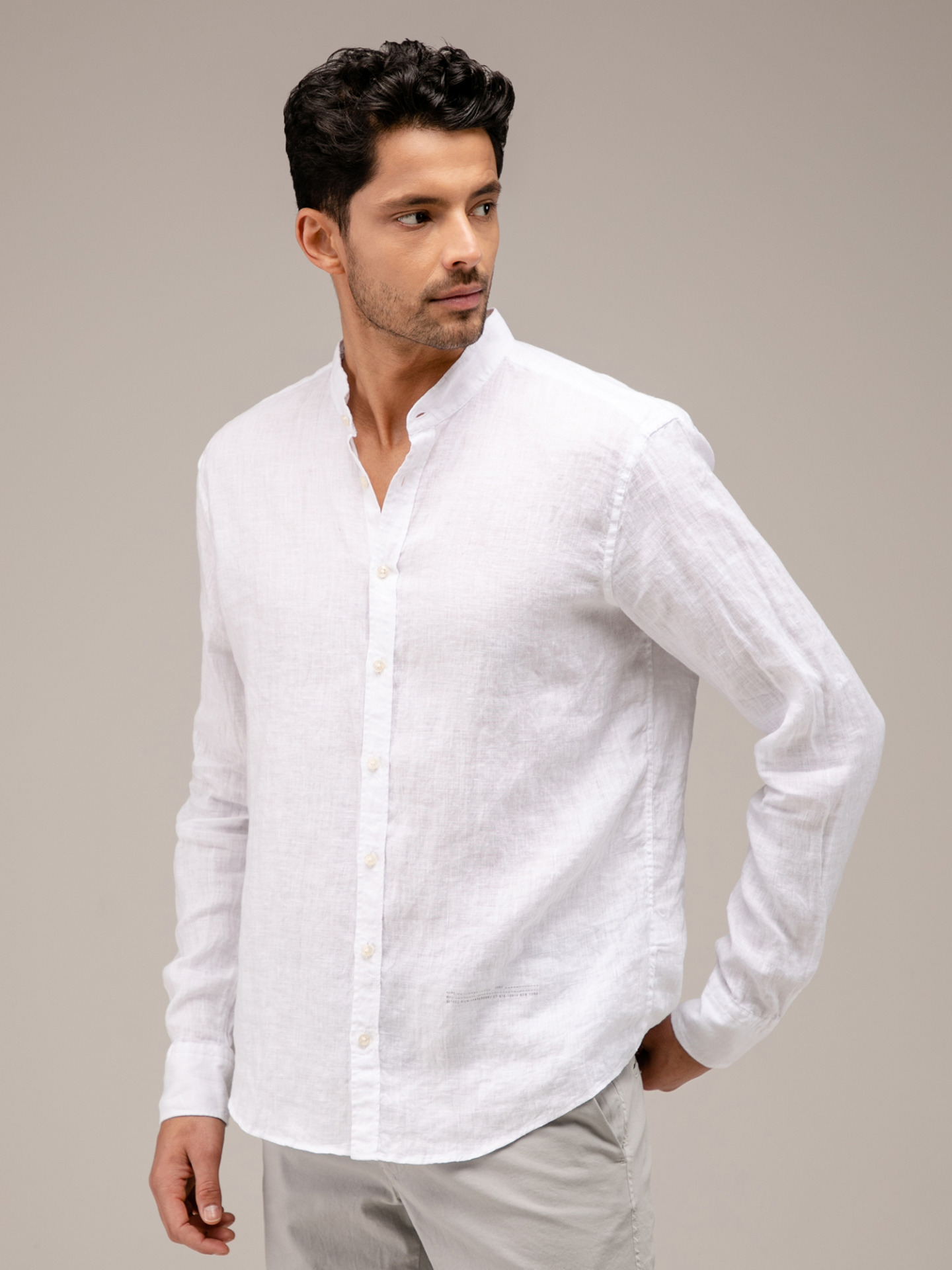 Detailansicht von Leinenhemd mit Stehkragen von BETTER RICH