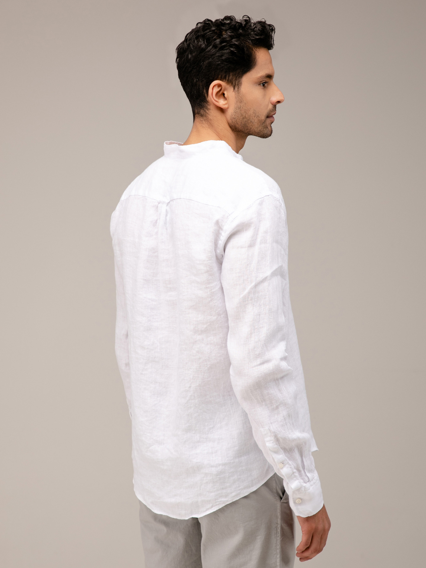 Detailansicht von Leinenhemd mit Stehkragen von BETTER RICH