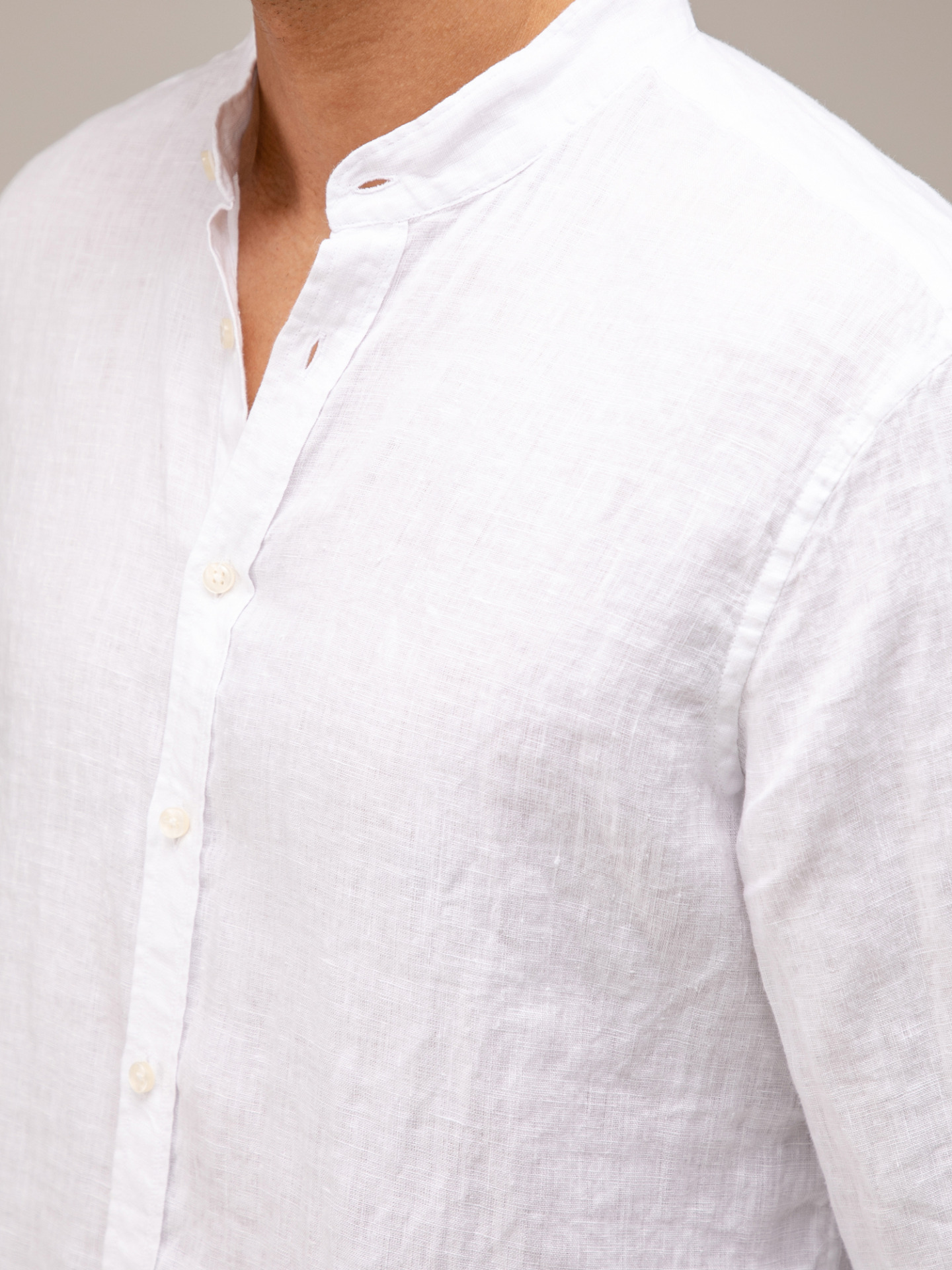Detailansicht von Leinenhemd mit Stehkragen von BETTER RICH