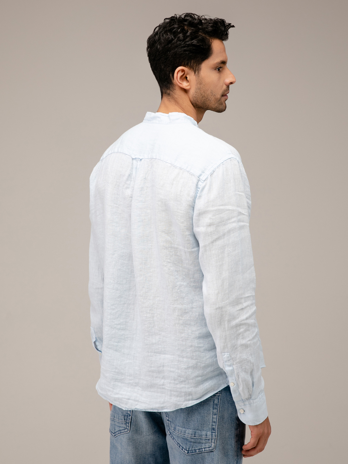 Detailansicht von Leinenhemd mit Stehkragen von BETTER RICH