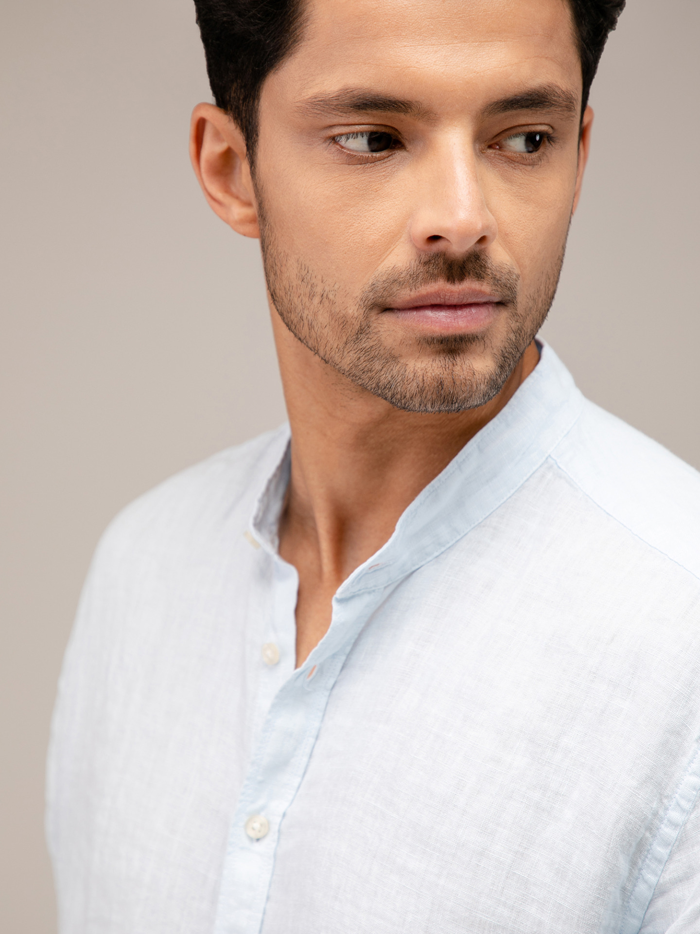 Detailansicht von Leinenhemd mit Stehkragen von BETTER RICH