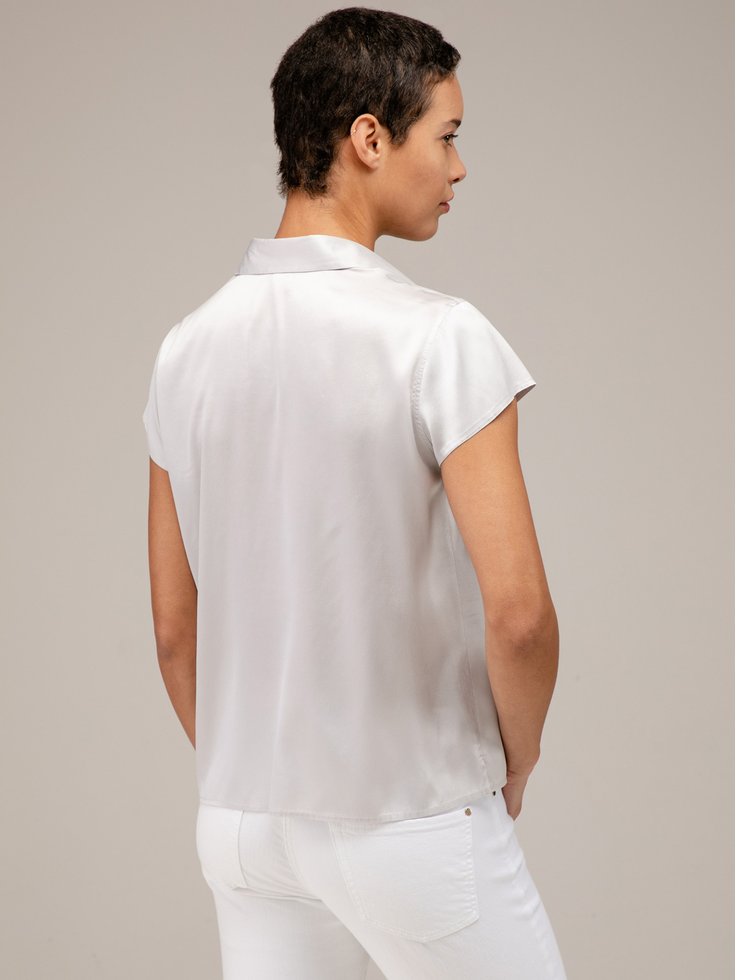 Detailansicht von Kurzarm-Seidenbluse von HER SHIRT