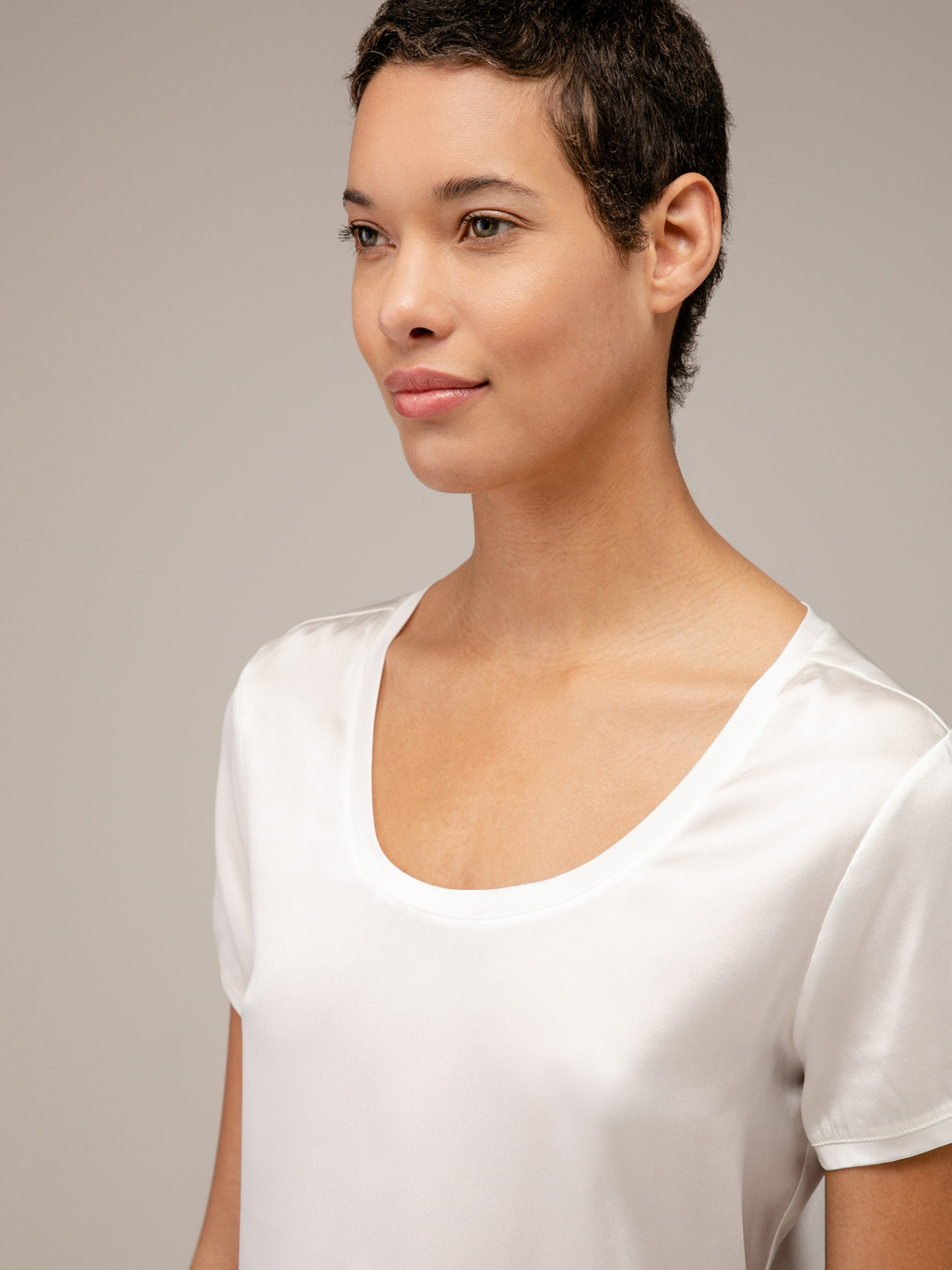 Detailansicht von Kurzarm-Seidenbluse von DANIELS