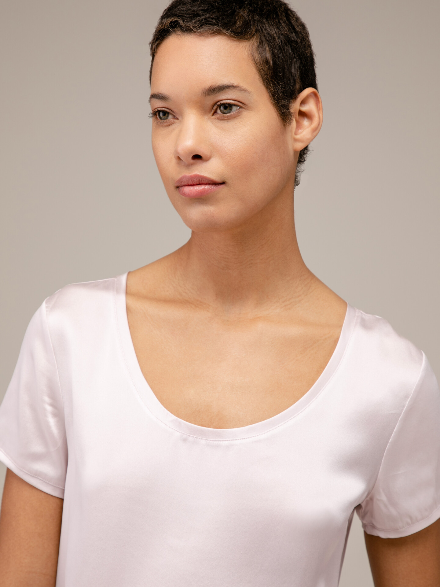 Detailansicht von Kurzarm-Seidenbluse von DANIELS