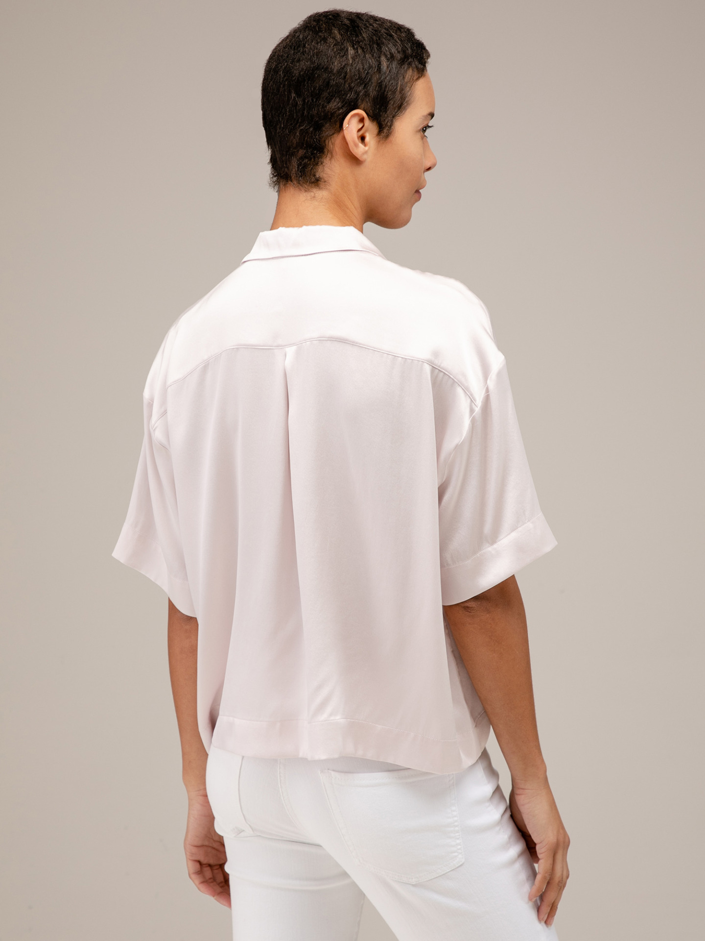 Detailansicht von Kurzarm-Seidenbluse von DANIELS