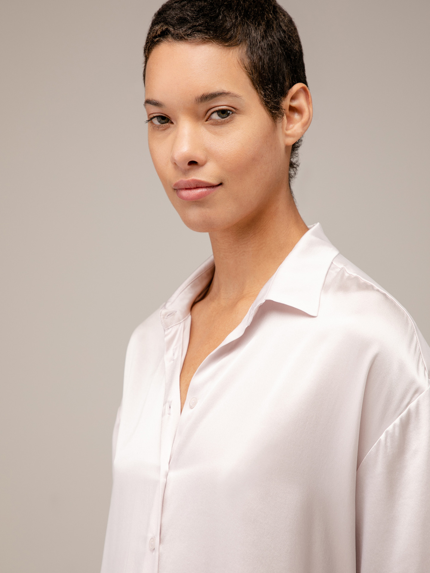 Detailansicht von Kurzarm-Seidenbluse von DANIELS