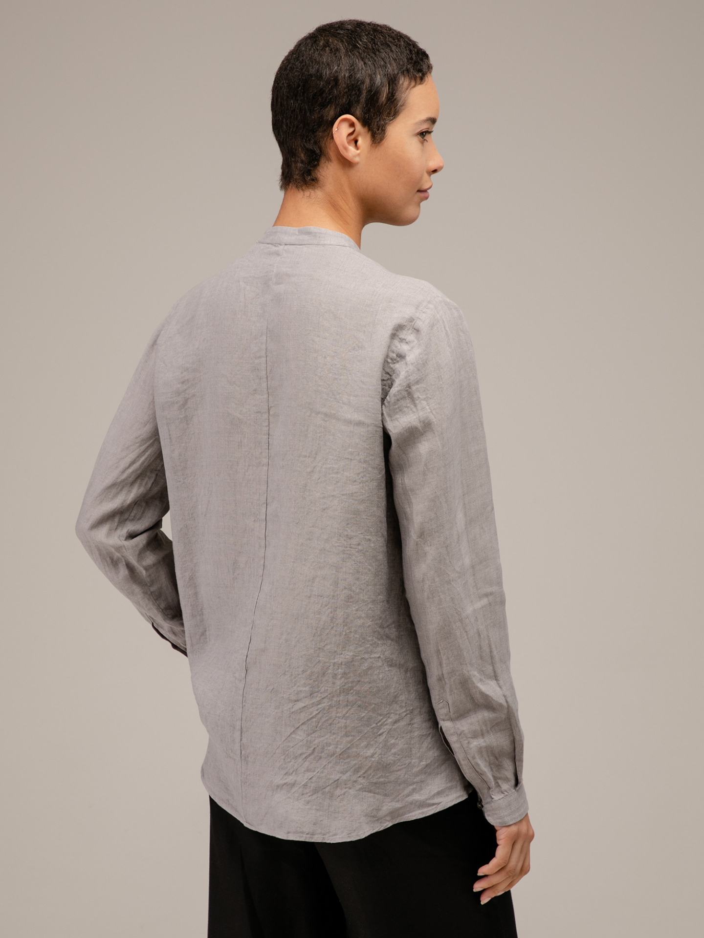 Detailansicht von Leinenbluse mit Rüschung von ROBERT FRIEDMAN