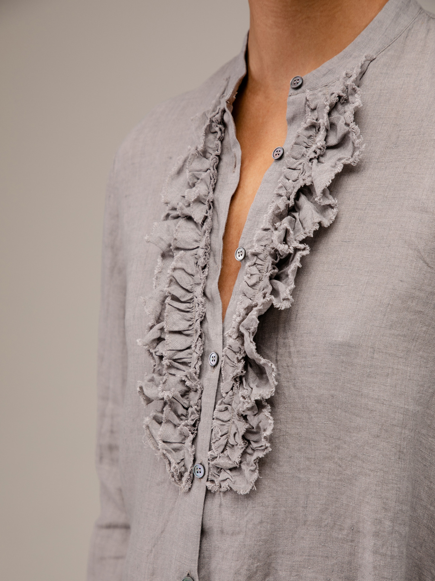 Detailansicht von Leinenbluse mit Rüschung von ROBERT FRIEDMAN