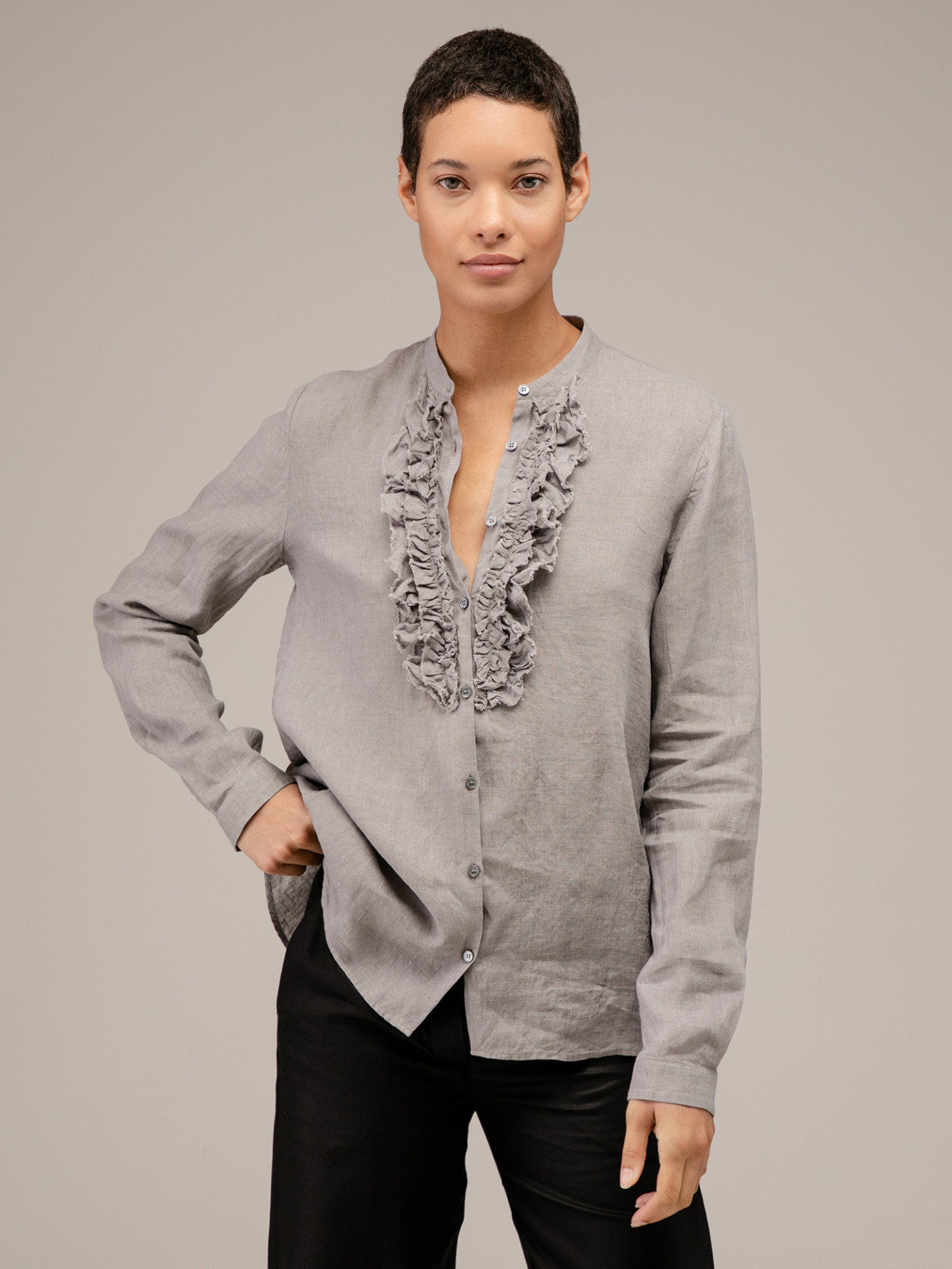 Detailansicht von Leinenbluse mit Rüschung von ROBERT FRIEDMAN