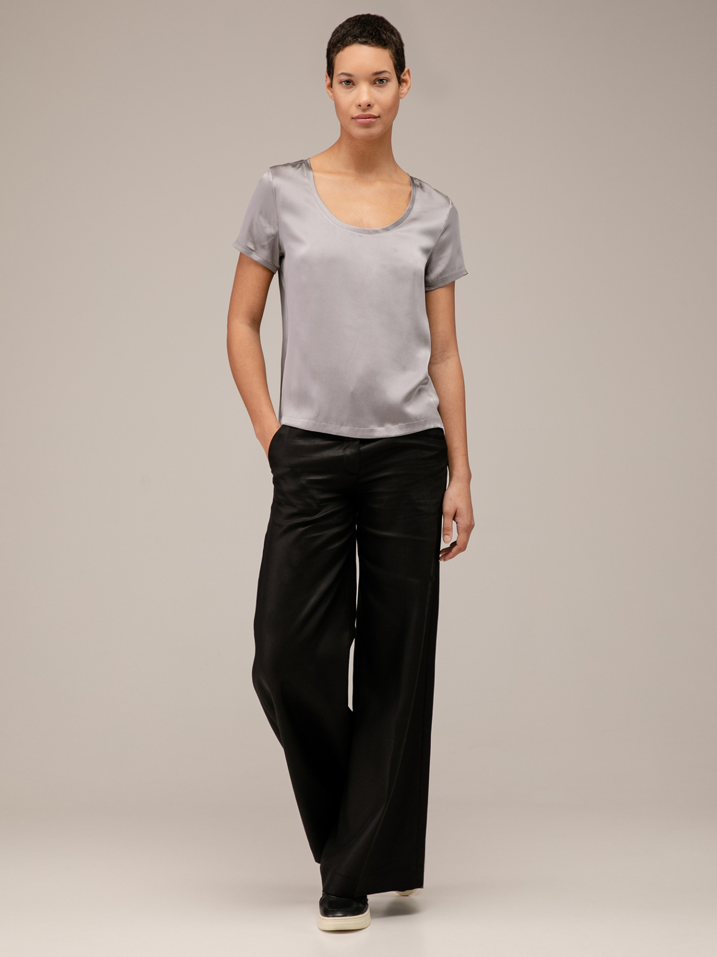 Detailansicht von Kurzarm-Seidenbluse von DANIELS