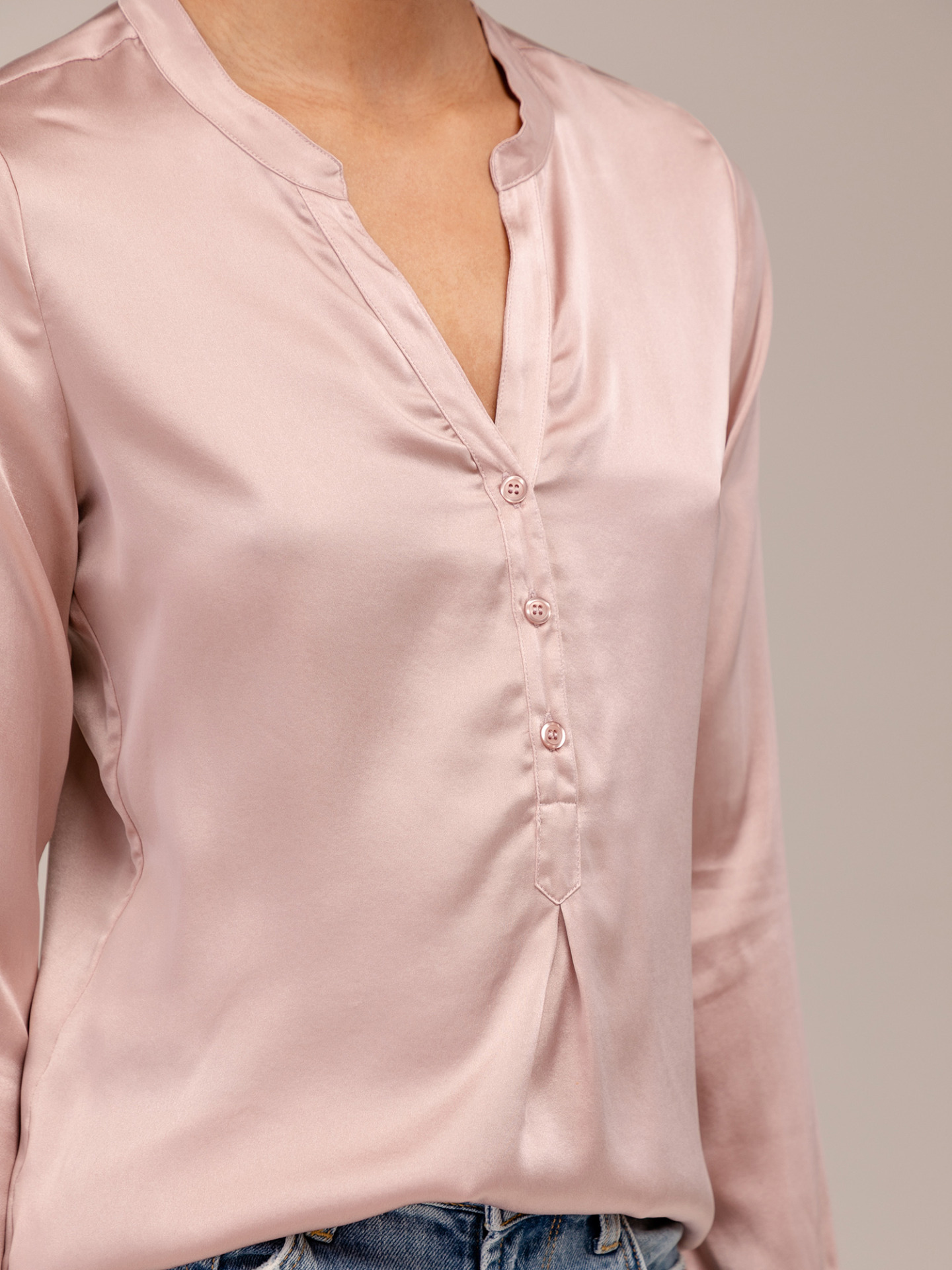 Detailansicht von Seidenbluse von DANIELS