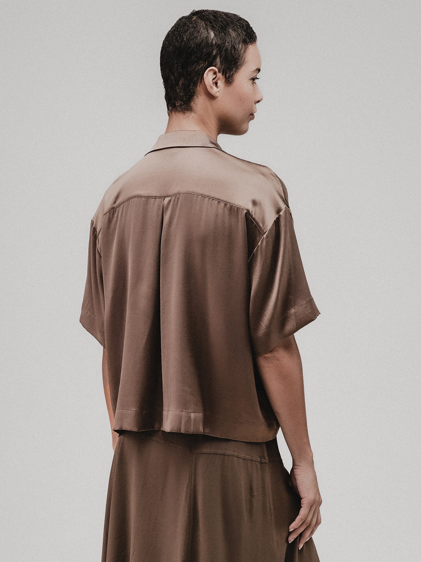 Detailansicht von Kurzarm-Seidenbluse von DANIELS