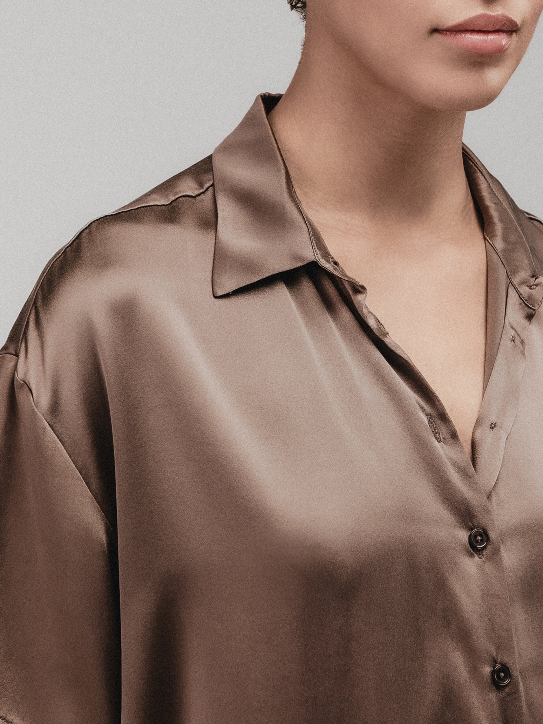 Detailansicht von Kurzarm-Seidenbluse von DANIELS