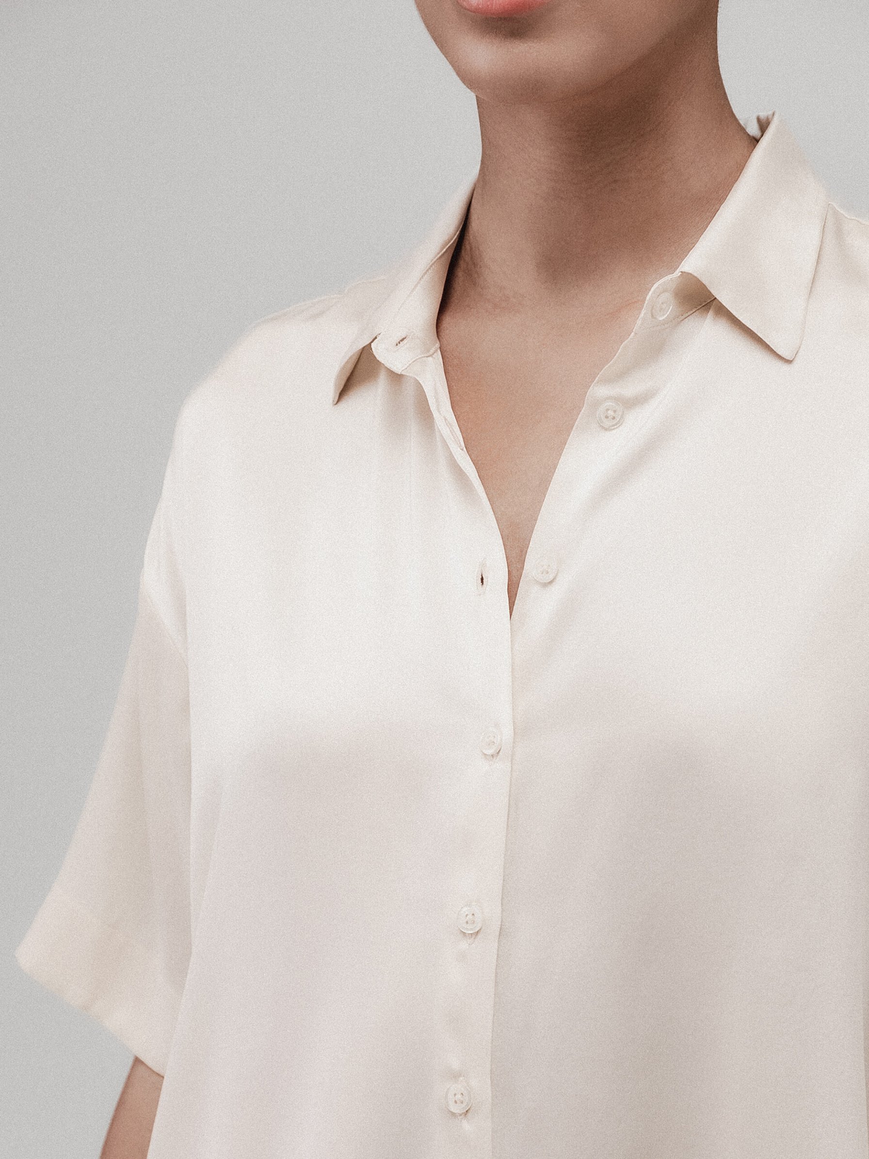 Detailansicht von Kurzarm-Seidenbluse von DANIELS