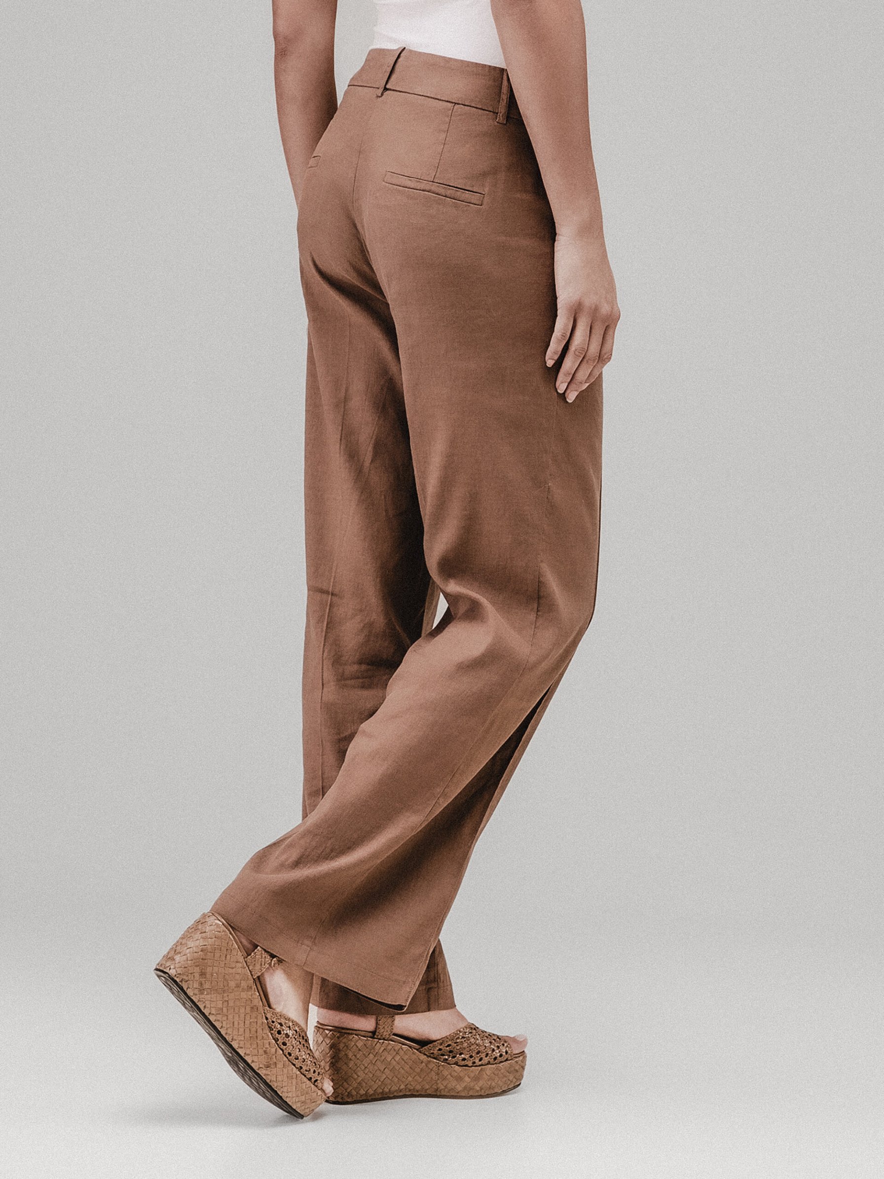 Detailansicht von Flared Hose aus Leinen von CAMBIO