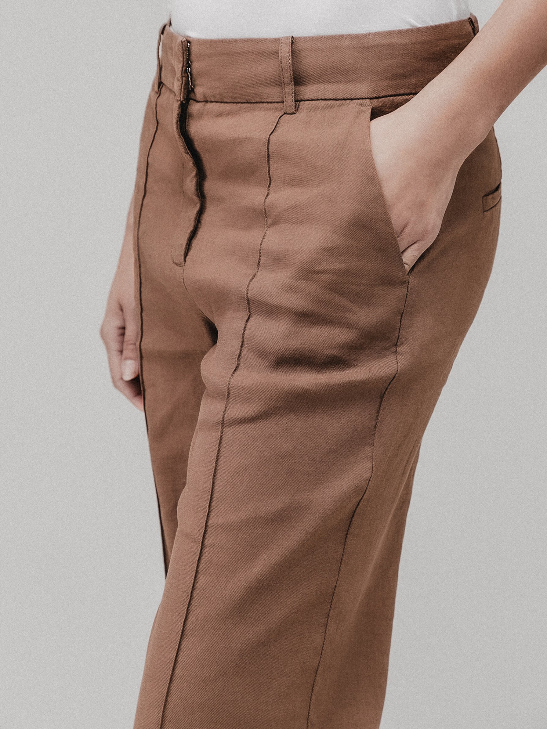 Detailansicht von Flared Hose aus Leinen von CAMBIO